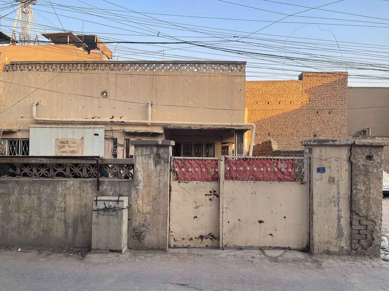 للبيع قطع من دار تفليش المساحه 200 متر الواجهه 10 والنزال 20 يباع كامل او نصفين الموقع شارع فلسطين قرب مول الاطرقجي وقرب مستشفى الكندي محله 145 اذا تدخل من شارع الكندي اول فرع عاليمين بالنهايه واذا تدخل من شارع الاطرقجي اول فرع عاليسار ثاني بيت للاتصال *********** او *********** شركة الخيمه للعقار

