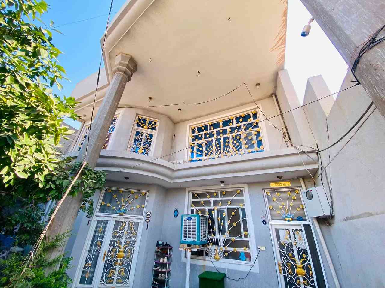 البيت ابوخستاوي شارع الحي الصناعي  البيت170متر
طابقين
الطابق الاول كراج سيارة وحديقة ومجمع صحيات استقبال ومطبخ وهول كبير وغرفة واحدة ومجمع صحيات داخلية
الطابق الثاني 3غرف وهول بنفس كبر الجوة ومجمع صحيات ودرج دوار
وسطحين سطح صغير وسطح على طول البيت
 السعر160وبي مجال
للاستفسار***********

