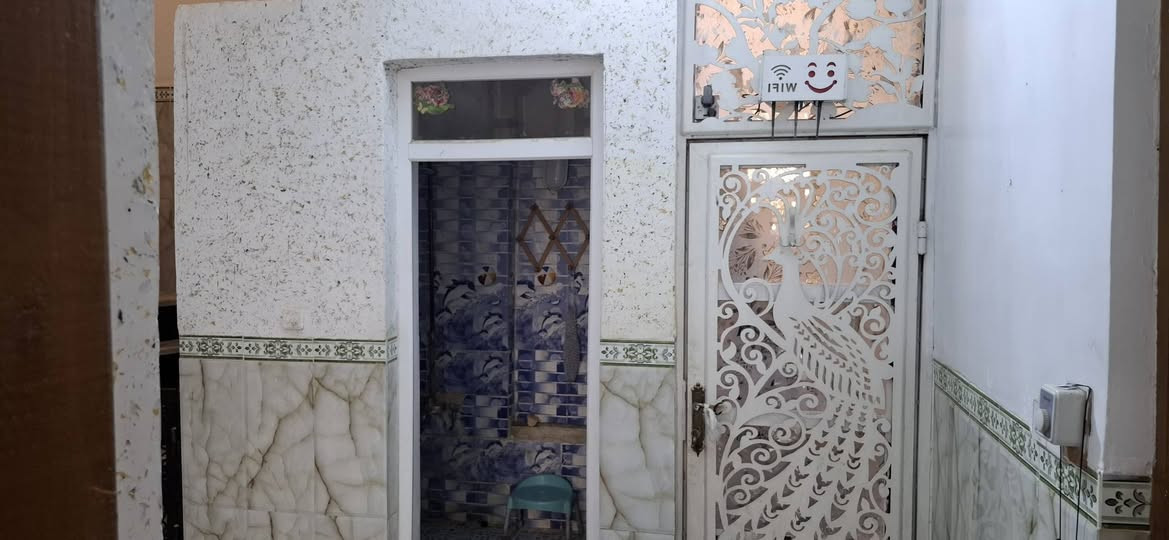 السلام عليكم ..بيت 100 متر موقع مميز على شارع 80 داخل فرع الخريطة حلوه طابقين غرفتين باالطابق الثاني غرفة واستقبال وصالة باالطابق الاول للتواصل والشراي فقط يتواصل ***********
