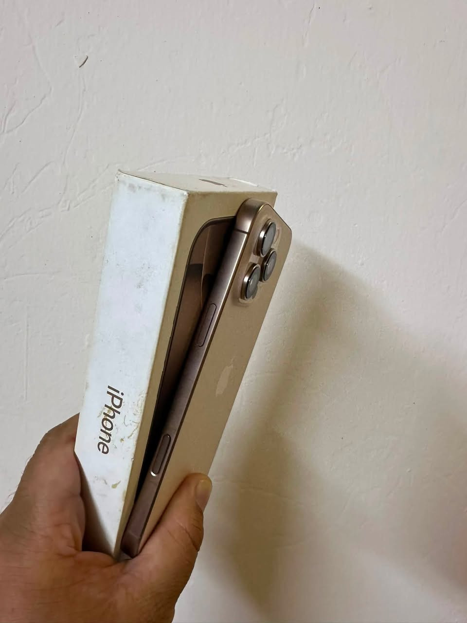 السلام عليكم جهاز١٦ برو ماكس جهاز ماستر نمودج M ذاكره٢٥٦ بطاريه ٩٧  نضافه ١٠٠ب١٠٠ وين متريد فحص السعر١٣٢٥ وبي مجال حك جيه عنوان عطيفيه 
***********
