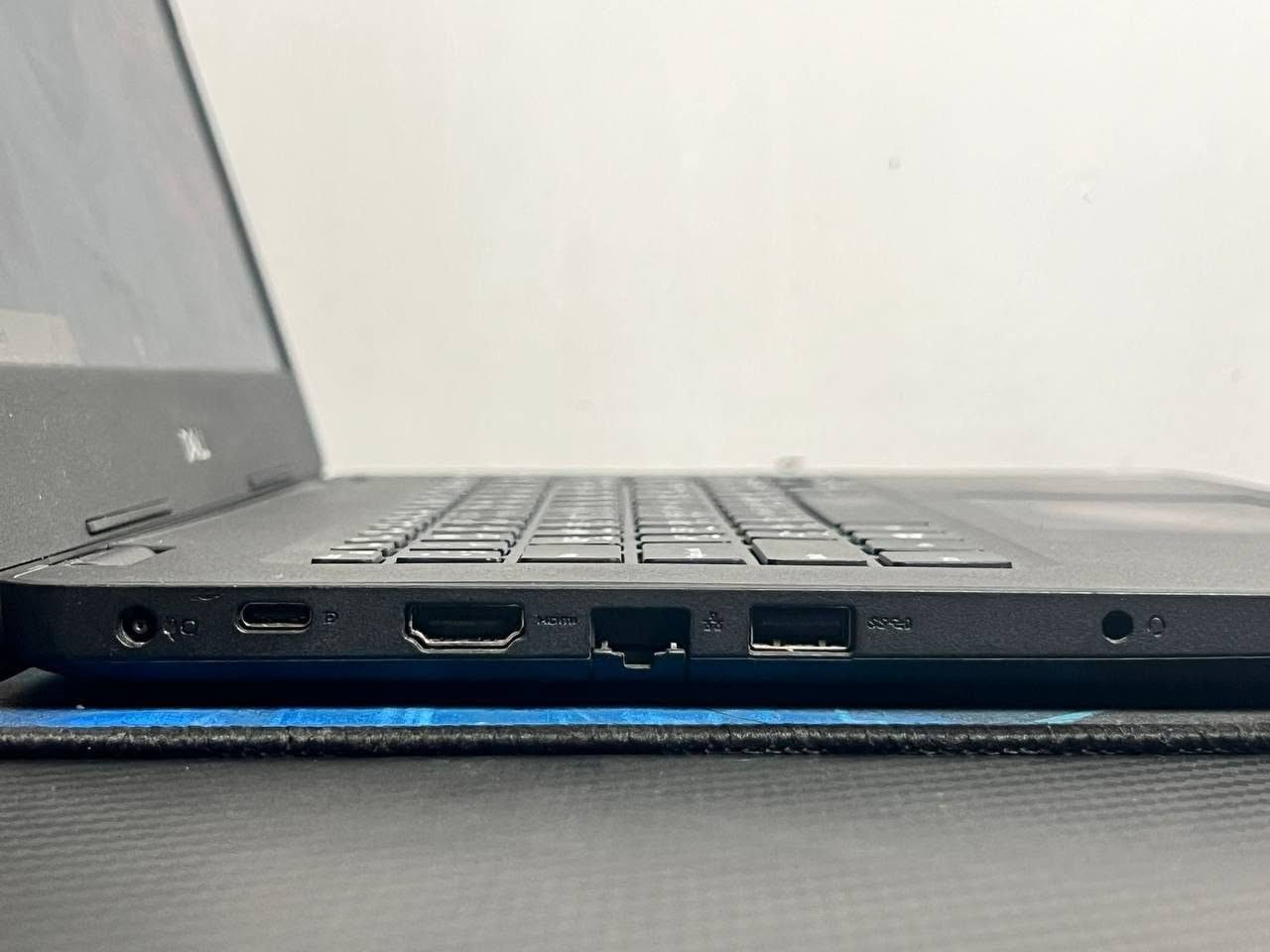 لابتوب Dell latitude 3490 للبيع 💎
‏سريع وشاشة حلوه ،  مناسب للدراسة والبحوث والتصميم والبرمجة،  وكافة الاعمال المكتبية،  وايضا مناسب للالعاب المتوسطة ✨ 
‏المواصفات التقنية ....
⚜ ‏المعالج Core i5 7200U الجيل السابع 🔥
⚜ ‏كرت داخليIntel HD GRAPHICS 4GB 
⚜ ‏الرام / 8GB DDR4 
⚜ ‏النخزين / 256GB SSD M.2
⚜ ‏الشاشة / 14 INCH SCREEN
‏ملحقاته كاملة
‏- شاحنتة الاصلية
‏- ماوس
‏- ماوس باد
‏- حقيبة خاصة
‏السعر: 240  الف / ضمان 10 ايام استبدال في حال وجود اي خلل او مشكلة ( الاستلام بعد الفحص والتأكد من جميع التفاصيل)  
‏يتوفر توصيل كل العراق
‏راسلني ماسنجر
‏واتساب / ***********
