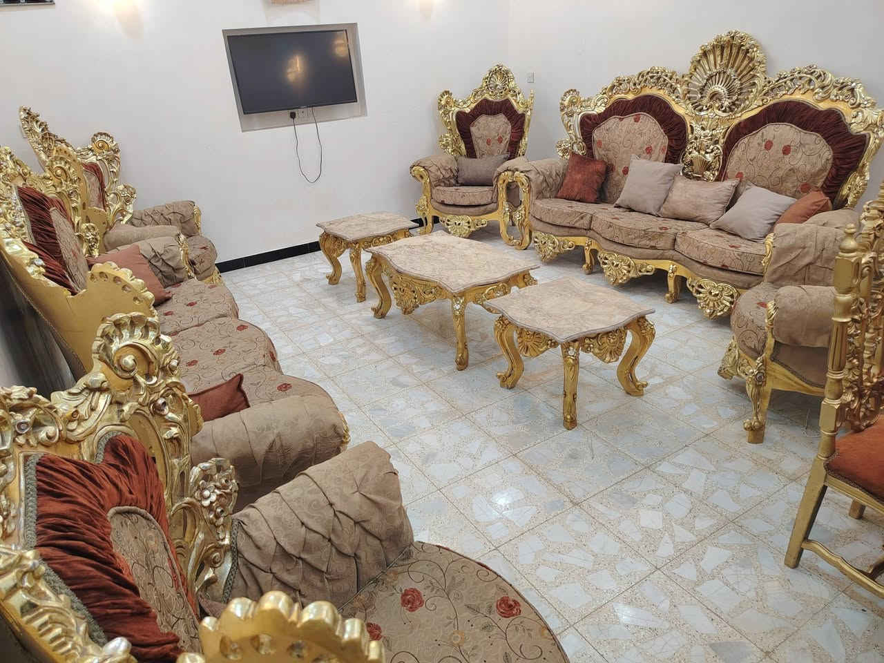 السلام عليكم
تخم زان مصري 10 مقاعد نضافة 100%100 
مع ميز طعام + طبلات 3
  تواصل خاص او تساب اتصال ***********
العنوان بغداد

