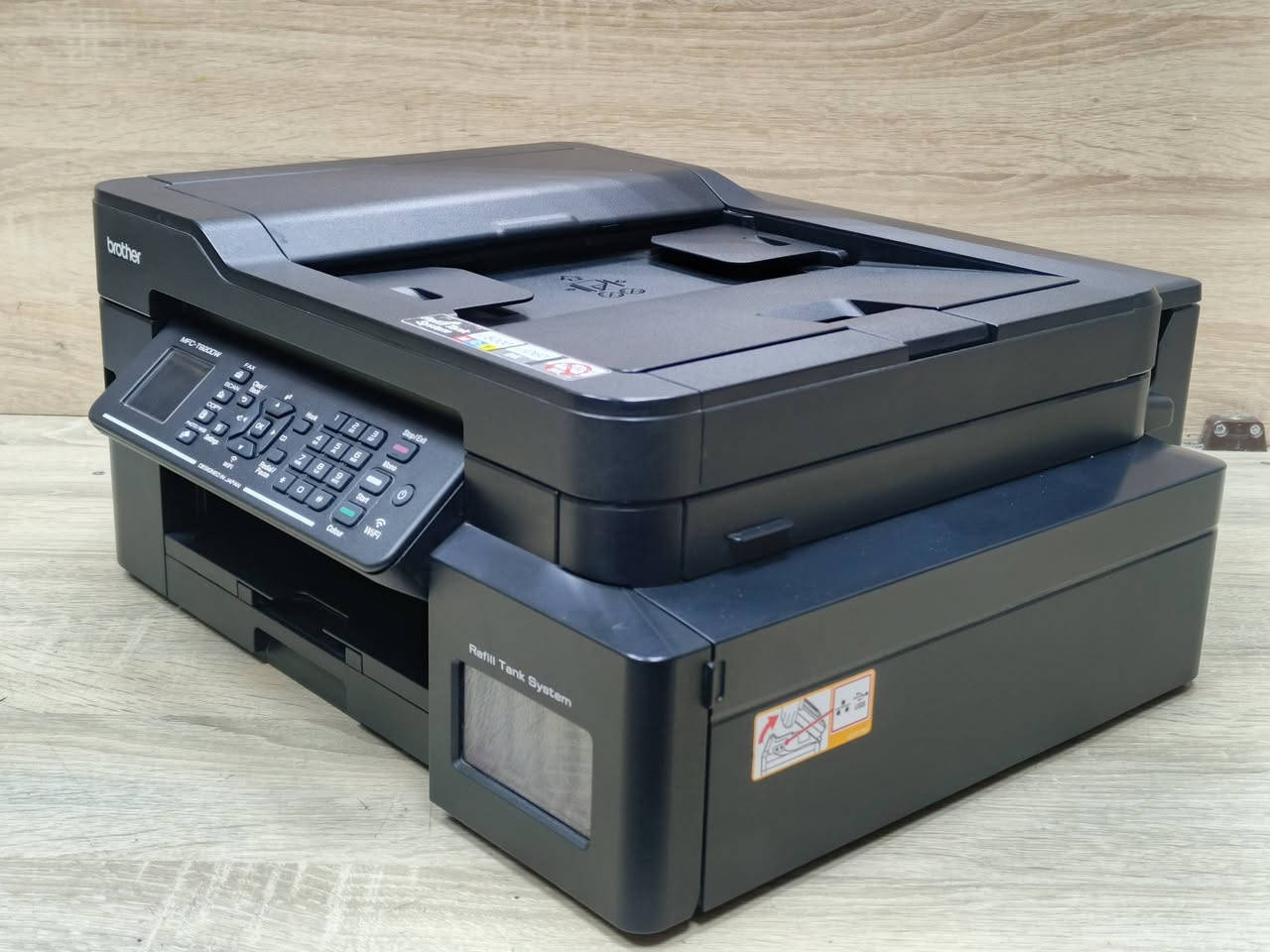 طابعة براذر موديل T920DW ميتعمل بحالة ممتازة باحبار خارجية تطبع 5000 اسود وابيض و 6000 ملون سعر الحبر 10 الف لكل اللوان سرعة طباعة 16 ملون 18 اسود وابيض دقة الطباعة 1200×6000 dpi طباعة بوجهين دوبلكس تحتوي علىWIFIيمكن ربطها على موبايل وتابلبت ولابتوب كما تحتوي على مجرين ورق امامي وخلفي لطباعة صور وستيكر وورق مكربن وبدقة عالية وفيدر لاستنساخ مجموعة اوراق بامر واحد ويمكن استخدامه فس الارشفة الإلكترونية استنساخ طباعة وسكنر 🚦سعر الطابعة 250 الف 🚦مع كيبل كهرباء وكيبل كومبيوتر وقرص تعريف للطلب :
*********** - *********** 
نسبة نظافة الجهاز 90% ضمان تشغيل وفحص
يوجد توصيل لكل المحافظات. 
#طابعتي
#الصفوة
