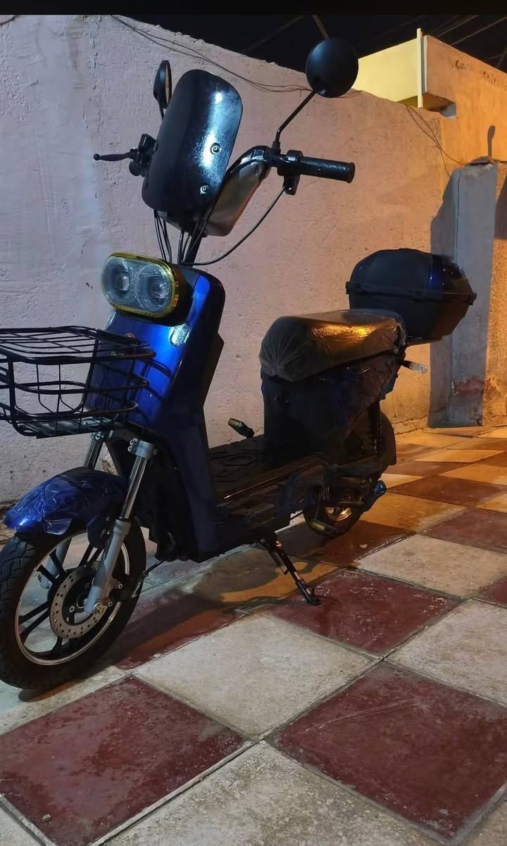 جديدة شبه وكالة مستخدمه 3 اشهر فقط دراجة جديدة شبه وكالة 
خمس بطاريات 

تمشي ۳۰ كم بالشحنة الواحدة

سرعة ٥٥ كم / س

بيها سلة أمامية + صندوق خلفي مناسبة دليفري أو
استخدام يومي

إنارة قوية لليل

مريحة وثابتة بالسواقة

نظيفة جدا وما بيها أي عطل

السعر : 350 وبيه مجال
مكان الحله مركز
رقم ***********
