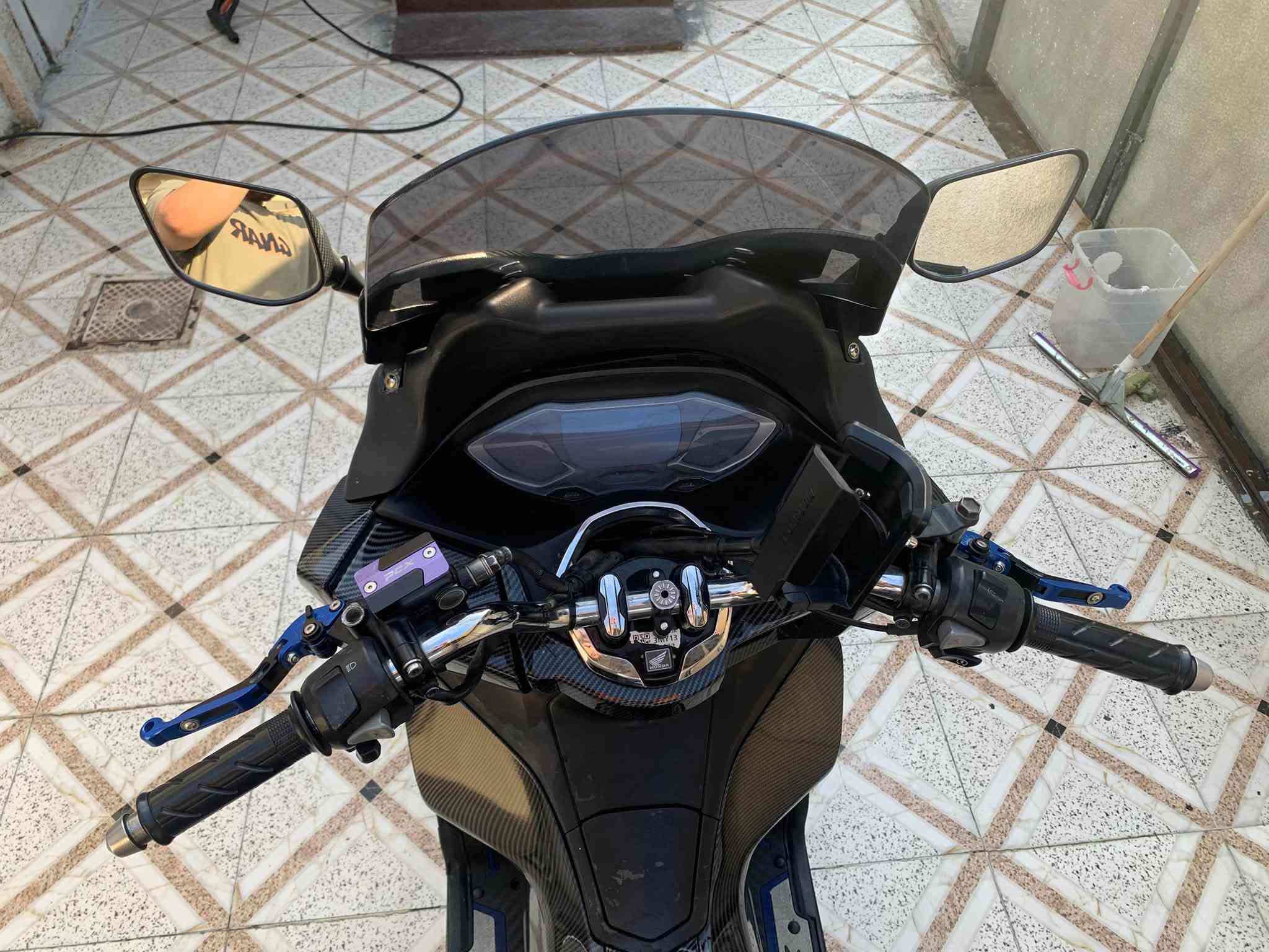 السلام عليكم pcx للبيع جيل الرابع
كفاله عامه الدراجه كاربون بلكامل تغطيس مو تغليف
كشن رياضي كاربون
تجوه 
بجم ومري تيماكس تزويدات بسيطه كفر شوته كاربون 
ماشيه 13 الف 
مكاني بغداد الغزالية ورجاء الموشراء لايتعبني
***********
