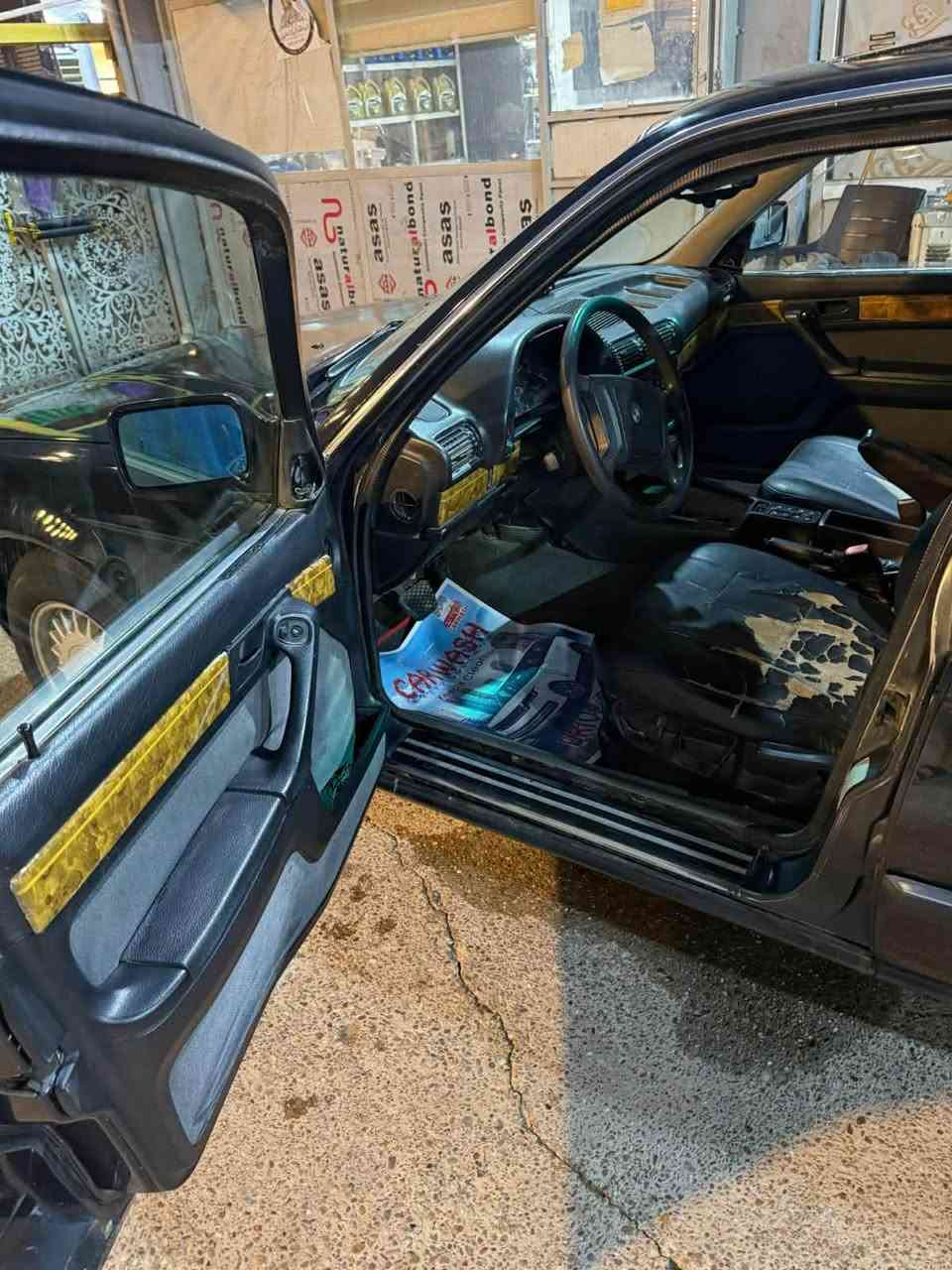 السلام عليكم 
الفخامه ألمانية
بي ام 
فئة730i
مديل90
كهرباء كامله 
رقم بغداد
الدولي باسمي
لون اسود
كشر جديد 
مكينه v6 مفتوح
السياره مصبوغه جماليه مكفوله من الضربه او الكص
النواقص تبريد مشحون غاز وكمل بس كهربائي 
حداديه نص عمر
السعر 44وبيه مجال 
رقم***********

