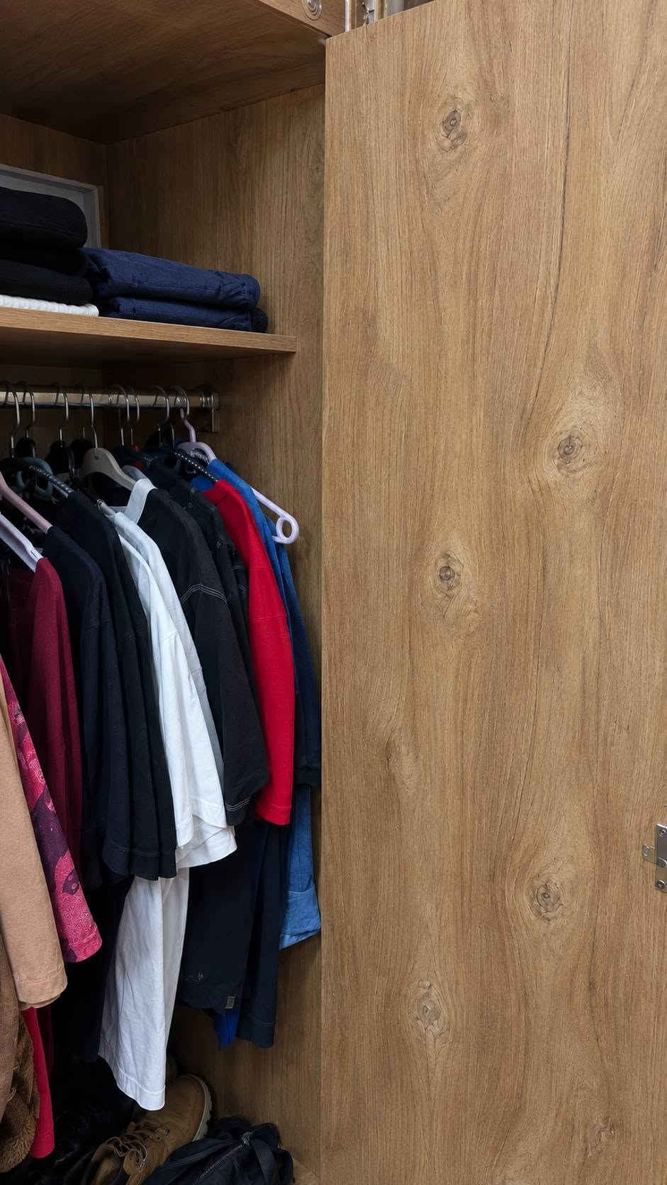 غرفة صاج • ميز مراية كبير • ٤ جرارات