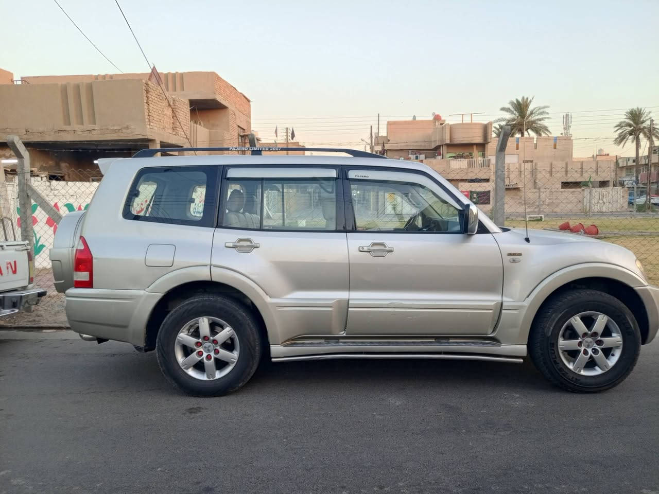 السلام عليكم عندي سيارة باجيرو موديل 2007سياره بسمي تخم تاير ويل كب كشنات كهربائيه بيه طخه بل الحاملغ الامامي عنوان بغداد حي نصر 
رقم الهاتف ***********
