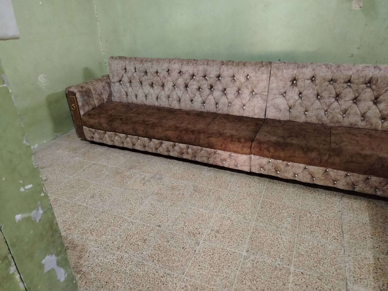 ديوان مستعمل خشب عراقي ثقيل جدا ٦ أمتار مع يدات يصير ٧ أمتار الفصال حديث الوان مميزا السعر مناسب جدا *********** واتساب
