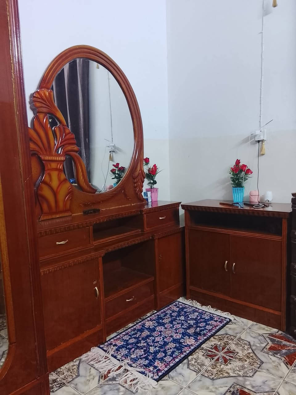 سلام عليكم غرفت خشاب البيع السعر 650 الستفسار عل رقم *********** الموقع التئميم فريب عله ركن المدينه
