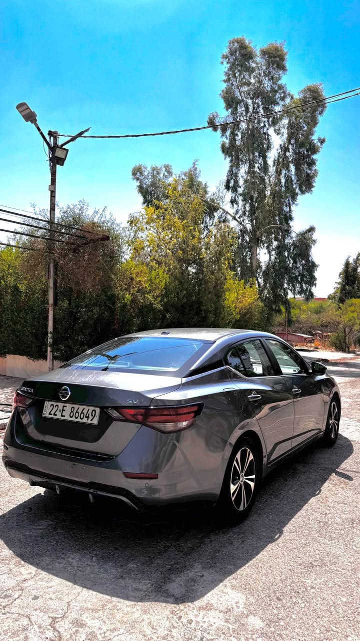 🚗 بۆ فرۆشتن: نیسان سێنترا (Nissan Sentra)
سەیارەیەکی زۆر خاوێن، بەهێز و کەممەسڕەف، ئامادەیە بۆ لێخوڕین بێ هیچ مەسرەفێک.
📋 زانیارییە گشتییەکان
 * جۆری ئۆتۆمبێل: نیسان سێنترا (Nissan Sentra)
 * مۆدێل: [ساڵی مۆدێل بنووسە، بۆ نموونە: 2021 / 2022]
 * ڕەنگ: ڕەساسی مێتاڵیک (Gun Metallic) - زۆر جوان و تایبەت
 * ژمارە: هەولێر (کۆدی 22) - بەناوی خۆمەوەیە / وەرەقەی پاکە
 * مەکینە: 2.0 لیتر (4 سلندەر) - بەهێز و زۆر ئابووری لە بنزیندا
 * گێڕ: ئۆتۆماتیک (CVT)
 * کیلۆمەتراژ (ڕۆشتوو): [بڕی ٧٢.٠٠٠km]
🌟 مواسەفات و تایبەتمەندییەکان
دەرەوەی سەیارە:
 * دیزاینی نوێ و شیکی Front Grille (V-Motion)
 * ویل کەپ (Alloy Wheels) ڕەسەنی نیسان
 * لایتی پێشەوەی ئۆتۆماتیک + لایتی ڕۆژ (DRL)
 * شوێنی تایبەتی فۆگ لایت
ناوەوە و ئاسوودەیی:
 * شاشەی گەورەی لمس (Touch Screen)
 * پشتیوانی Apple CarPlay و Android Auto
 * کامێرای دواوە (Rear Camera) بە کوالێتی بەرز
 * سوکان ڤۆلیۆم، کۆنتڕۆڵ و تەثبیت سڕعە (Cruise Control)
 * سیستەمی تەبرید و تەکسیفی زۆر بەهێز
 * بلوتووس (Bluetooth) + دەرچەی USB و Type-C و AUX
سیستەمی سەلامەتی (Safety):
 * ڕاداری پێشەوە و ئیستۆپکردنی ئۆتۆماتیکی (Automatic Emergency Braking)
 * سیستەمی ئاگادارکردنەوە لە خاڵی کوێر (Blind Spot Warning)
 * سیستەمی ئاگادارکردنەوە لە لادان لە هێڵ (Lane Departure Warning)
 * سیستەمی ABS و ڕاگرتنی هاوسەنگی (Traction Control)
 * ئێرباگی کامل و سەلامەت
🛠️ دۆخی سەیارەکە
 * بۆیاخ و بادی: [دوو پارچە]
 * مەکینە و گێڕ: بە شەرت، بێ هیچ کێشەیەک و زۆر خاوێن.
💰 نرخ و پەیوەندی
 * نرخ: [١٣.٧٠٠$] (بە مەجالێکی کەم)
 * شوێن: هەولێر
 * ژمارەی پەیوەندی: [***********]
 * فایبەر / واتسئەپ: [***********] Singapore
