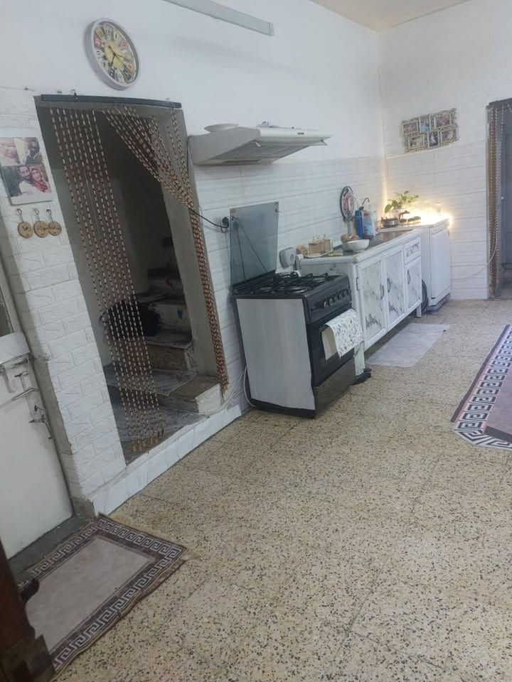 السلام عليكم …
عندي بيت 100 متر في منطقة الزعفرانية / حي الشهداء خلف جامع العلي العظيم 
الواجهة (5*20 ) بيه غرفتين في الطابق الثاني 
واستقبال كبير ومطبخ وحولي وصحيات في الطابق الأرضي 
البيت موضح بالصور .. 
السعر بالتواصل معنا وحسب الرقم ادناه 
***********
