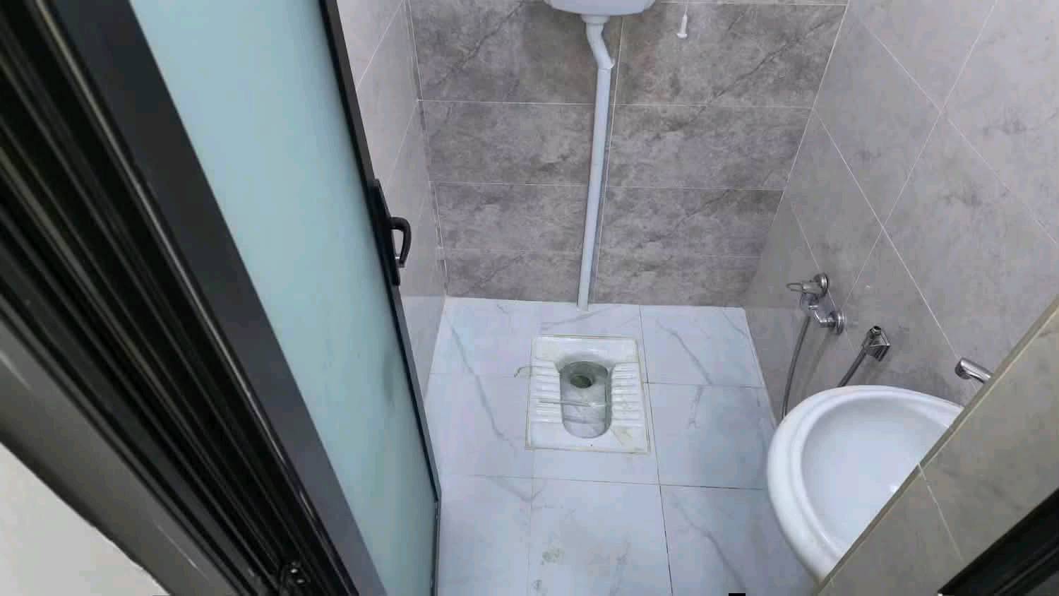 ✨فرصة مميزة للسكن أو الاستثمار في مجمع نيروز السكني✨ 

📍 دار للبيع في مجمع نيروز السكني
🔹 المساحة: 160م² 
💰 السعر الكلي: 153 مليون دينار
✅ الواصل: 48 مليون دينار 
🗒️تفاصيل الدار : يحتوي الدار على طابقين غرفة في الطابق الأرضي و غرفة في الطابق الأول و حمام و صالة و استقبال و مطبخ و كراج و حديقة داخل المنزل.   

🚩موقع المجمع : شارع نجف كربلاء عمود 110  مجاور علوة النجف 

📩 للاستفسار والحجز: راسلنا عبر الصفحة أو عبر الواتساب:
📞 ***********
📞***********