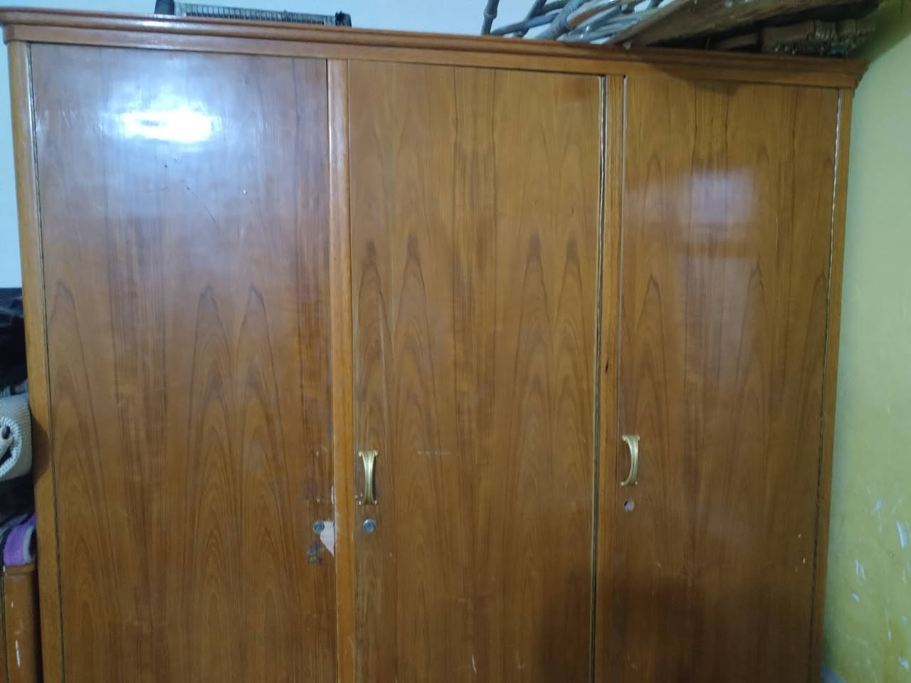 متاح كناتير واحد ابو ٣ بيبان
وثاني ٥بيبات هاذه رقمي ***********
