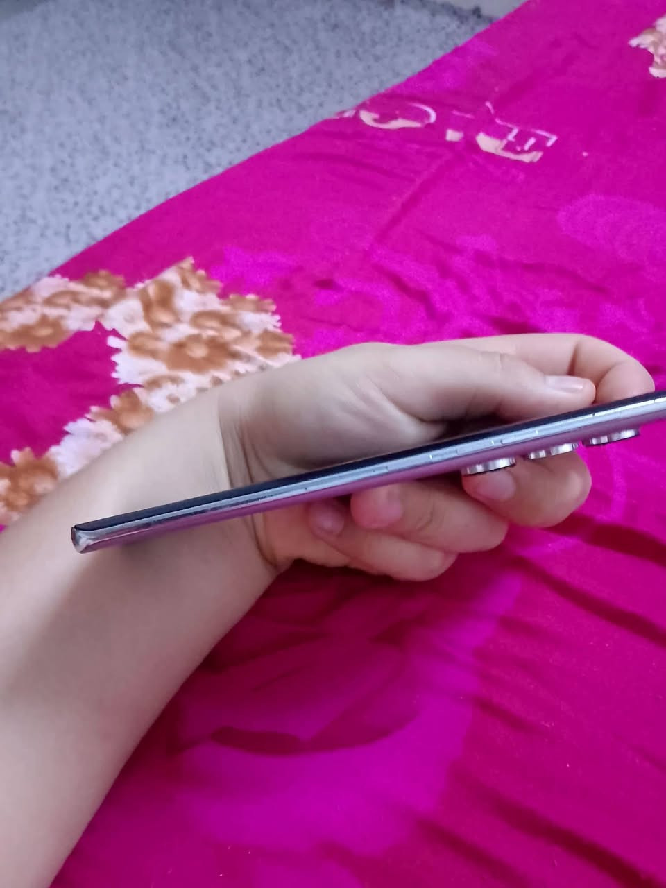 إعلان للبيع أو المراوسة
العنوان: تكنو كامون 40 برو 5G (Tecno Camon 40 Pro 5G) – أقوى فئة بالـ 40 برو  
​التفاصيل والمواصفات:
​الجهاز: Tecno Camon 40 Pro 5G (النسخة الأقوى بمعالج Dimensity 7300 5G)  
​الشاشة: AMOLED منحنية تردد 144Hz (حجم 6.78 بوصة)  
​الكاميرا: الرئيسية 50MP بمستشعر سوني مع مانع اهتزاز OIS + سيلفي 50MP  
​البطارية والشحن: 5200 mAh مع شحن سريع 45 واط  
​الحالة العامة: الجهاز للبيع فقط أو المراوسة، شغال وما بيه أي مشكلة  
​الملاحظة / العيب الوحيد: مبدل شاشة فقط
​البيع / المراوسة:  
​الجهاز للبيع فقط  
​أو أراوس ويا آيفون 13 برو ماكس (iPhone 13 Pro Max) مع دفع فرق بسيط وقليل جداً. معلومات الاتصال والعنوان:
​رقم الهاتف الأول: ***********
​رقم الهاتف الثاني: ***********
​العنوان: بغداد - الرصافة الثانية - الزعفرانية - شارع الكهرباء، مقابل ملعب الشهيد علي حيال
