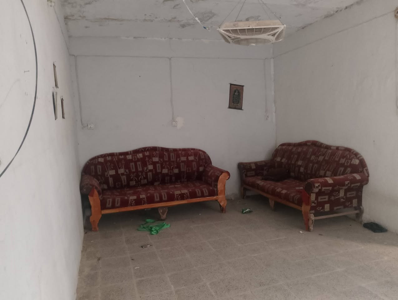 بيت تجاوز مسلحة ١٤٠ يحتوي على غرفة نوم وصالة واستقبال ومطبخ وحمام داخلي وخارجي ترك حديقة حوش جبير البيت عكادة يرادلة بس تغيير صبة السطح وشوي ترميمات بسيطة البيت مرتفع عن الشارع مي كهرباء مجاري كامل سعر ٢٥ وبي مجال   للتواصل *********** البيت مستعجل ع بيت لغرض السفر جان مؤجر يجار 250 والمؤجرين تعبو طلعة ناس متخاف الله وصخين
