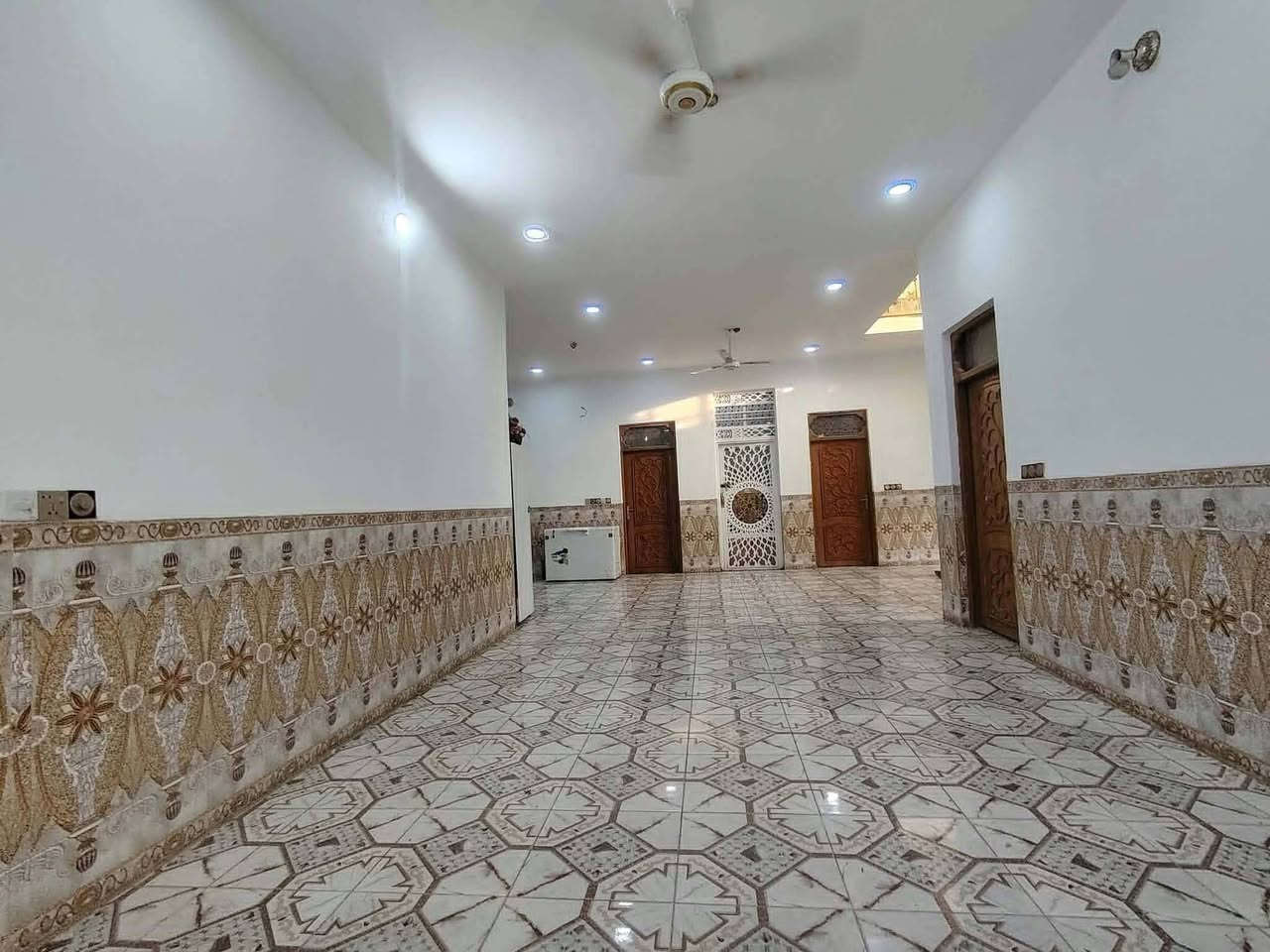 نجف شارع المطار • ٦٠٠م • ٥غرف