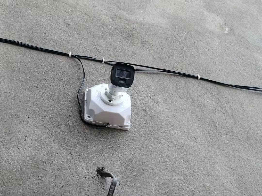 جانب من أعمالنا اليوم في تنصيب وبرمجة كاميرات المراقبة لتغطية كل زاوية بدقة عالية. هدفنا مو فقط نصب كاميرات، هدفنا نخلي عينك على بيتك أو محلك 24 ساعة وأنت مرتاح البال.

​🔧 دقة في التثبيت.
🔌 ترتيب أسلاك احترافي.
📱 ربط مباشر على الموبايل.
 🛡ضمان على التنصيب.

​اتصل بنا الآن وخلي مكانك آمن: [***********] 👇

نص مكتوب في الصور:
- المهندس لكاميرات المراقبة تجهيز و تنصيب و صيانة أفضل الماركات العالمية ***********