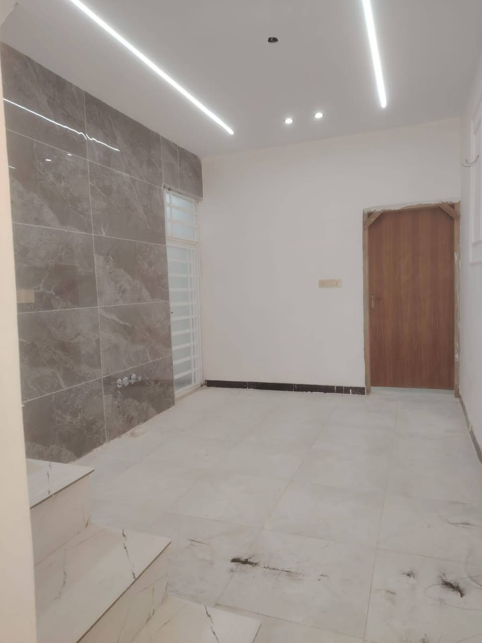 دار للبيع65م طابو زراعي سند 25 الساس طابوك السقف صب كونكريت البناء بلوك درجه اولى البيت مرتب كلش متعوب عليه غرفه وصاله ومطبخ وستقبال صحيات داخليه وخارجيه الرضيه بورسلين الجدران سيراميك+الواح جبسمبورد السعر 25وبي مجال بصيط
العنوان سايدين المطار الجديد شارع علكم ركن شارع حاتم الخير مكتب الغريري 
الرقم ***********سيد احمد 
يرهم اقصاد مقدمه 15 وشهر 500الف ينحسب البيت بلقصاد 29

