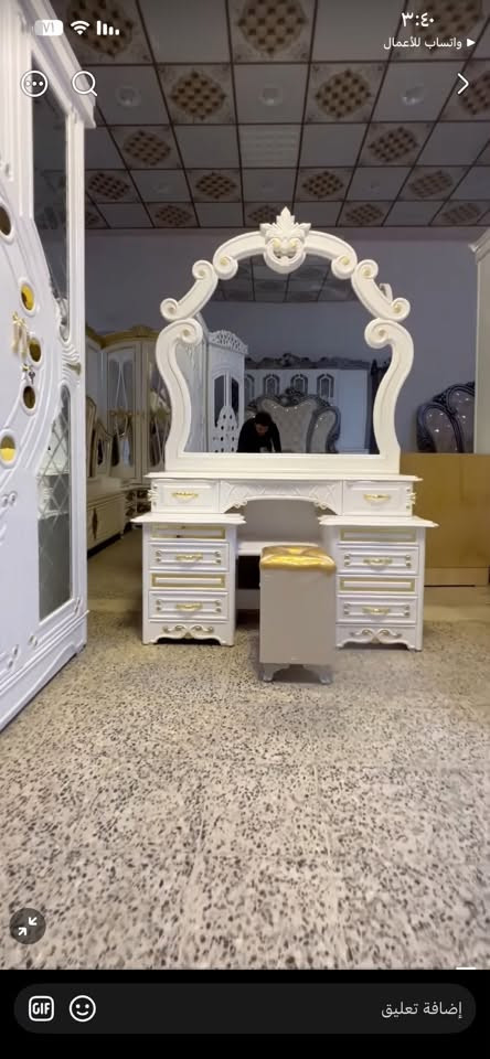 السلام عليكم 
غرفه نوم نفس الموضح بلمنشور 
نضيفه حيل صارلي فتره من اخذتهه صارت عليه ب٣ملاين 
ومستعجل على بيعتهه قيم بلي يرضي الله وحاضر اني مكاني بغداد الدوره ملاحضه الغرفه نجاره عراقيه بتصميم تركي 
***********

نص مكتوب في الصور:
- ٣:٤٠
- واتساب للأعمال
- إضافة تعليق
- ٣:٤٠ واتساب للأعمال إضافة تعليق