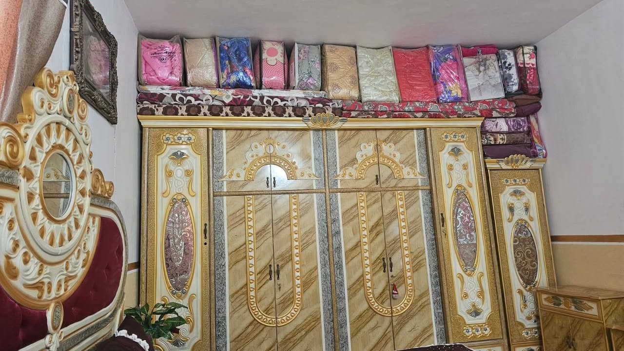 غرفة نوم بسعر ٨٠٠ وبيها مجال تواصل على هذا الرقم، ***********
