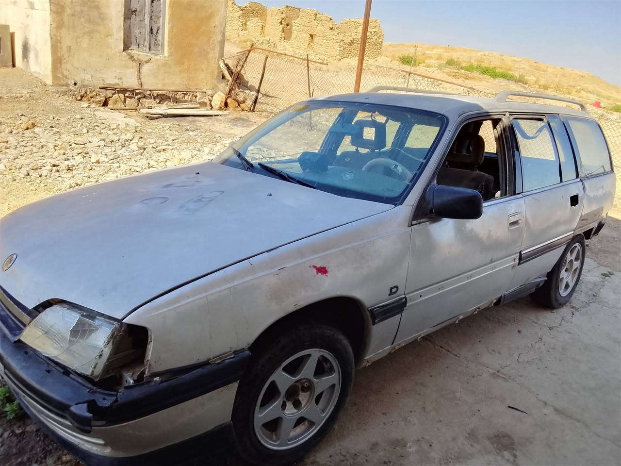 سياره وميكه لبيع كير ومحرك شرط بسبع وراق وبيها مجال ***********

