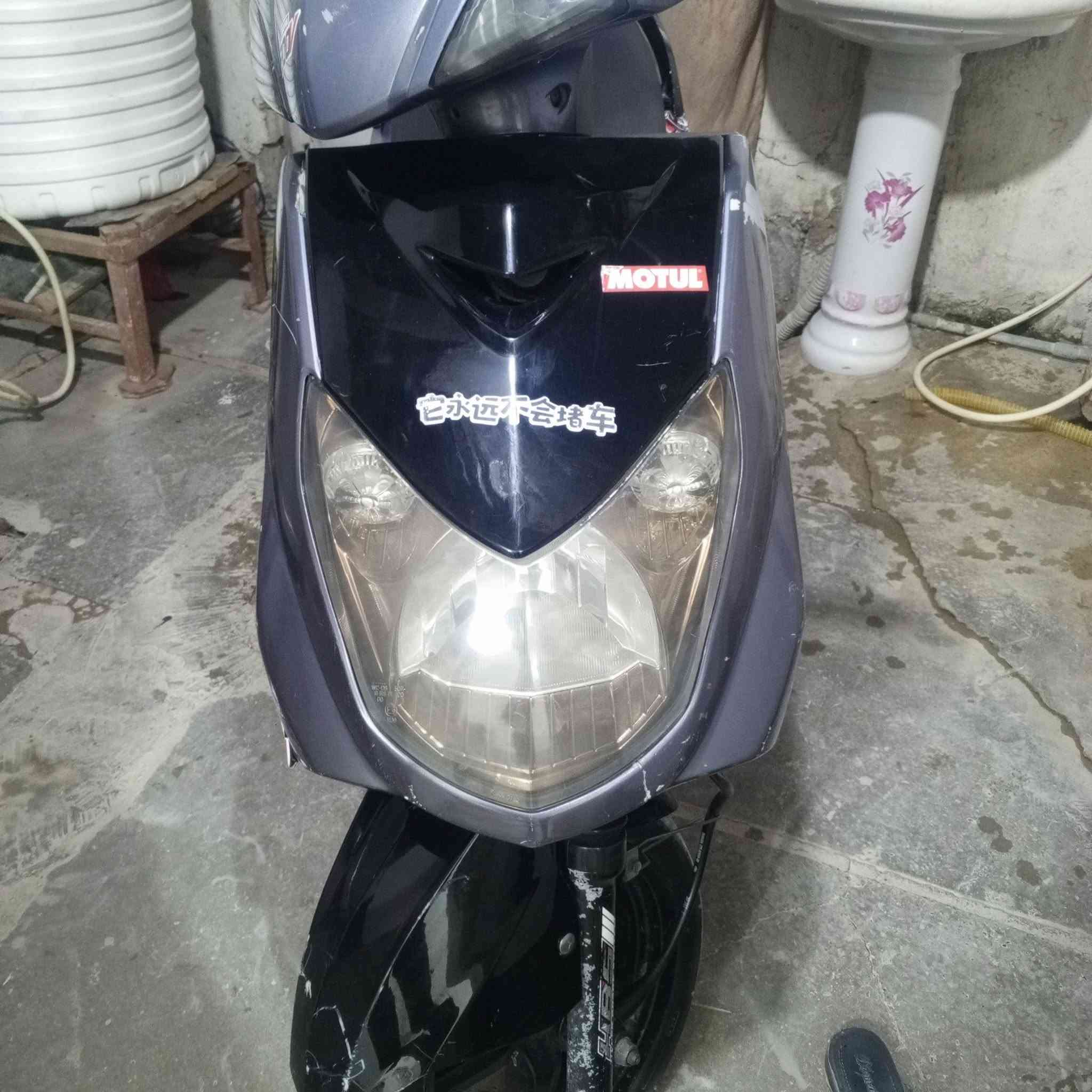 سلام عليكم دراجه سكنك فحل كوري للبيع نضيفه كلش شلعه حلوه  للبيع 500وبيها مجال قليل بغداد سبع قصور وراقه اصليها ‏‪***********‬‏
