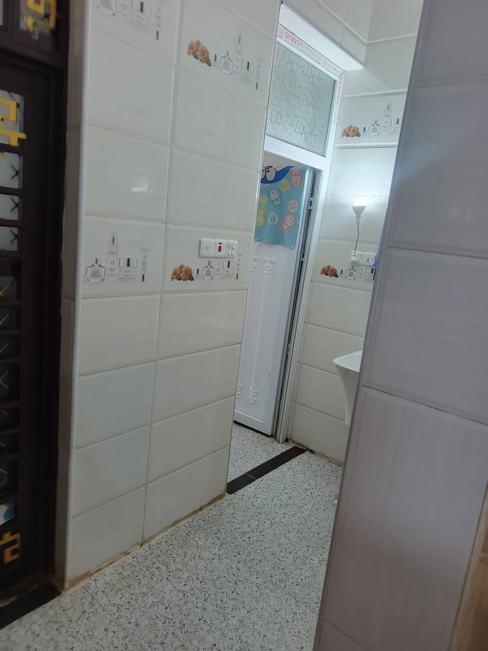 ياالله
سلام عليكم 
البيت البيع طابو صرف
مساحه((150)) متر بناء حديث
البيت طابقين 
يحتوي طابق أول 
استقبال وصاله ومطبخ وغرفة نوم
صحيات داخليه وصحيات خارجيه
طابق ثاني يحتوي على
ثلاث غرف نوم معه صحيات وصاله 
حي لحسين خلف مدينه ترفيهيه 
استفسار اتصل ((***********)) ((***********)) 
اخوكم أبو عراق الحلفي....
