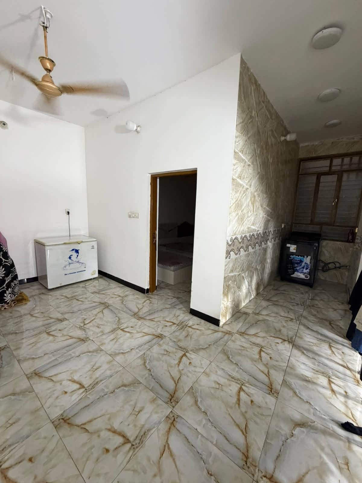 بيت في حي النقيب شارع النهر مساحة ١٠٠ واجهيه ٨ نزال ١٢ جديد طابقين استقبال + صاله + غرفه + مطبخ + صحيات + منور البيت الطابق الثاني يحتوي على غرفتين كبار وصاله وصحيات يبعد دقايق عن شارع محمد الأمين الفرع مقابيل مول الحارث ***********
