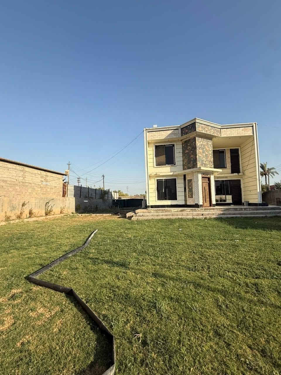 السلام عليكم اعلان اعلان اعلان
​📣 للبيع: أرض دونم مع بيت طابقين – الخناسة
​📍 الموقع: الخناسة / واجهة على الشارع العام مباشرة (قريب من حسينية العقيلة زينب ومضيف كاظم عطية).
​🏡 تفاصيل العقار:
​المساحة والواجهة: دونم كامل | واجهة 35م | صنف الأرض 117.
​مواصفات البيت (بناء طابوق طابقين):
​4 غرف نوم (2 منهن سويت).
​2 صالة + هول + مطبخ + 2 حمام.
​💰 السعر: 425 مليون.
​📞 للتواصل والاستفسار: [*********** ]ابو جبل
