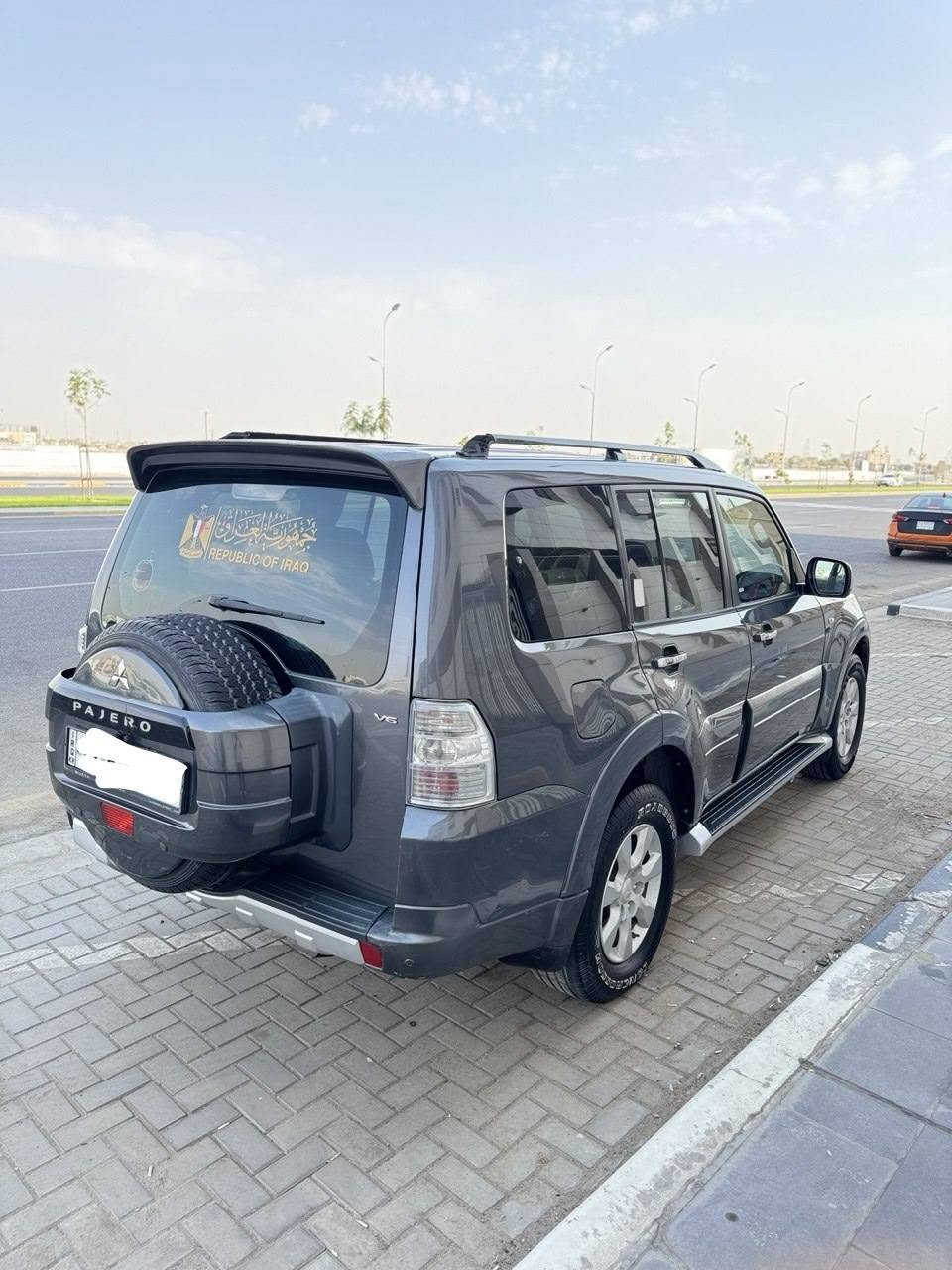 السلام عليكم باجيرو ٢٠١٦ خليجي سياره نظيفه وجاهزه من كلشي ماشيه ١٣٠ الف بيهة صبغ ٣قطع  مواصفات شاشه كامره حساسات مرايات نيكل داخل صاج بيج لد امامي + لايت زنون بلاد ٧راكب تبريد ٣قطع محرك ٦سلندر فورويل اوتوماتيك رقم أربيل انكليزي ٢٠٢٨ تحويل مباشر سعر ١٣٥ وبيهة مجال *********** العنوان البصره البصرة, العراق

