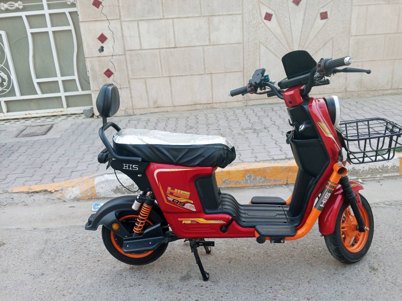 السلام عليكم 
دراجه شحن للبيع استعمال قليل
النوع R9 PBO HIS
فول مواصفات السرعه في الشاشه 99 وهمي حقيقي 60-70 حسب الوزن وتحمل 
وزن  150-200 كيلو 
البطاريات عدد 5 32 امبير 
دبل اشاره لايت بوما اربع الوان
وعالي لونين تجوى ومرايات 
كاربون فايبر ابريكات دسك 
دهن ودبلات غاز وشاحنه وياها سعرها 535 الف وبيها مجال
مكاني بغداد المحموديه الرقم ***********