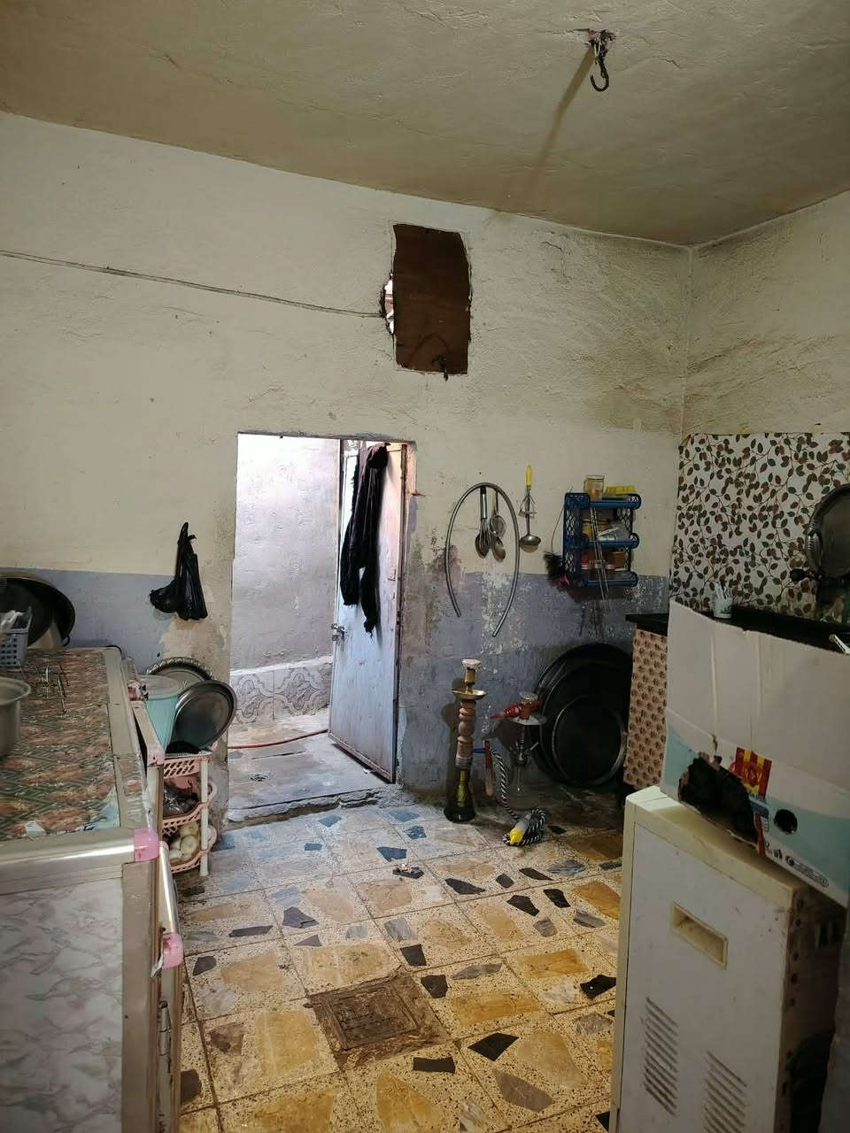 السلام عليكم بيت للبيع مساحه 100 مربعه غرفه وصاله ومطبخ وستقبال 22 وبي مجال للاتصال ***********

