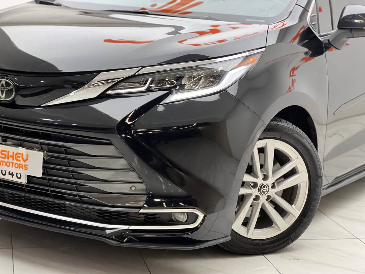 سيارة عائلية و اقتصادية و فول 🔥🔥😍
Toyota sienna 2023
تويوتا سيينا ٢٠٢٣

مواصفات XLE-AWD
(فتحة سقف-مقاعد جلد و تدفئة-تبريد مركزي-بصمة-ابواب خلفيه كهربائية-شاشة-car play)

مكينة ٤سلندر حجم ٢.٥لتر هايبرد 🔋
ماشية 35,000 ميل فقط و بحالة ممتازة 

السيارة بيها ثلاث قطع تبديل شركة نفس اللون و بيها اسف الابواب و اسفل الجاملغ صفحة النفر صبغ السيارة كلش نظيفة ايرباك ستيرن راجع سيستم شركة

رقم دهوک الدولي شرط التحویل
مكفولة من كير و محرك و كهربائيات

و ب سعر(255$) ورقة و بيها مجال بسيط

مكان السيارة

دهوك -معرض ارشف R-Shev
رقم51 من معارض التيرمينال 

***********
*********** دهوك, العراق
