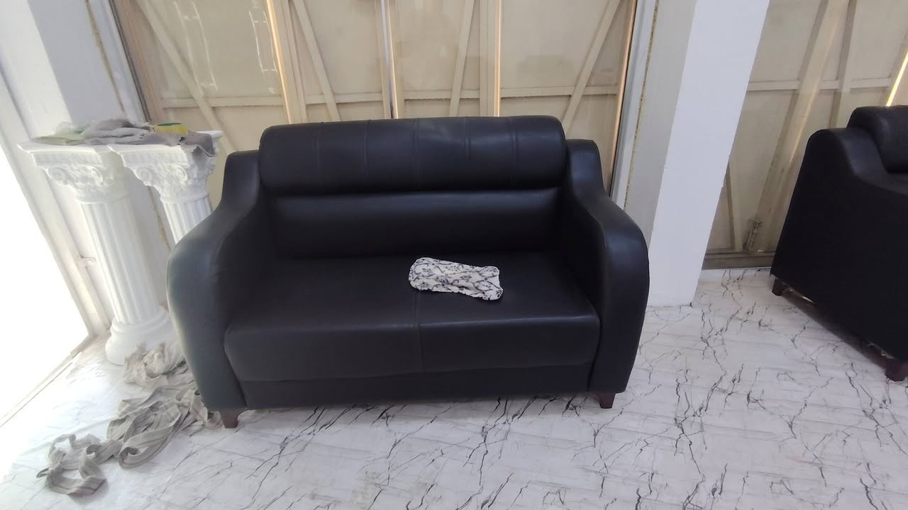 🛋️ تخم مكتبي جلد للبيع 🛋️
يتكون من: 🔹 قنفه ثلاثية
🔹 قنفه ثنائية
🔹 عدد ٢ كرسي
🔹 المجموع ٨ مقاعد
غير مستخدم 

✨ جلد تركي أنيق ومرتب، 

💰 السعر: ٤٥٠ ألف دينار عراقي

للاستفسار /***********
                 ***********
