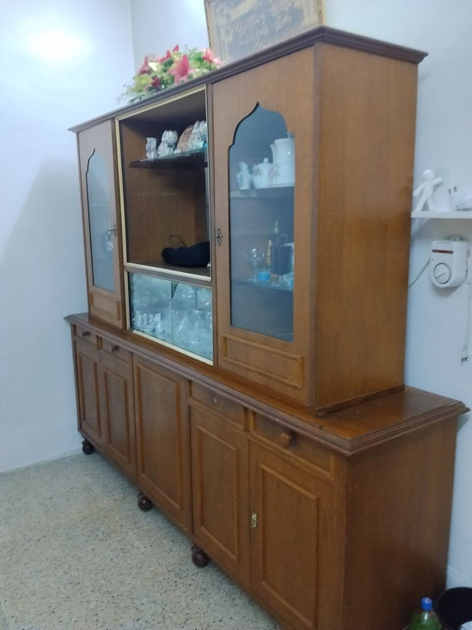 بوفيا للبيع نظيفة جدا كما موضح خشب عراقي درجة اولى ثقيل 
السعر 175 الف ( المكان القادسية الثانية ) 
الاتصال عالرقم ***********

