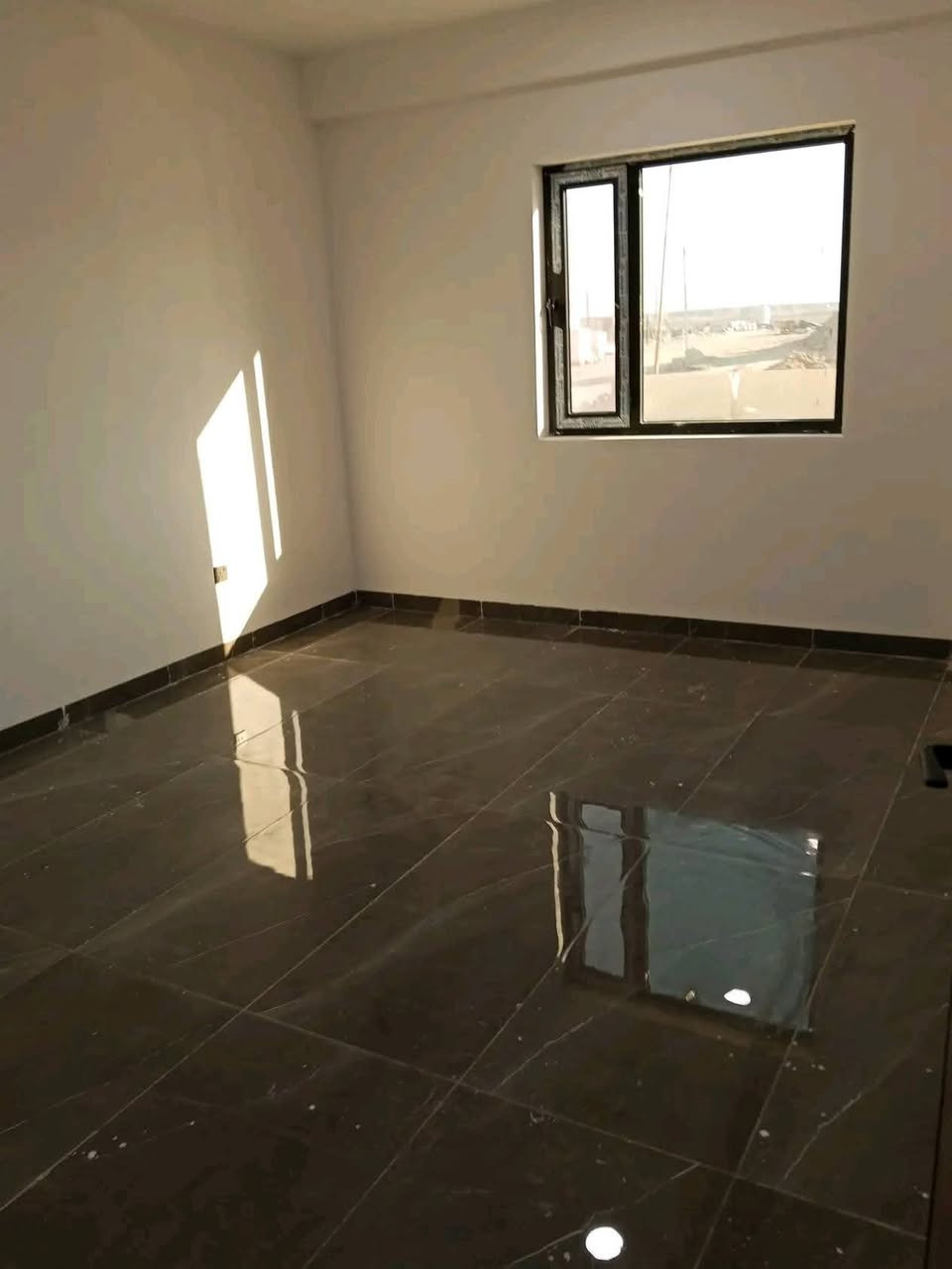 شقه للبيع مجمع الشروق السكني طابق أرضي 133 متر مدفوع أقساط 20 قسط
قسطها الشهري661

السعر 25

تتكون مع غرفتين ومطبخ  واستقبال هول وصحيات 2
موجرا حاليا300
***********
