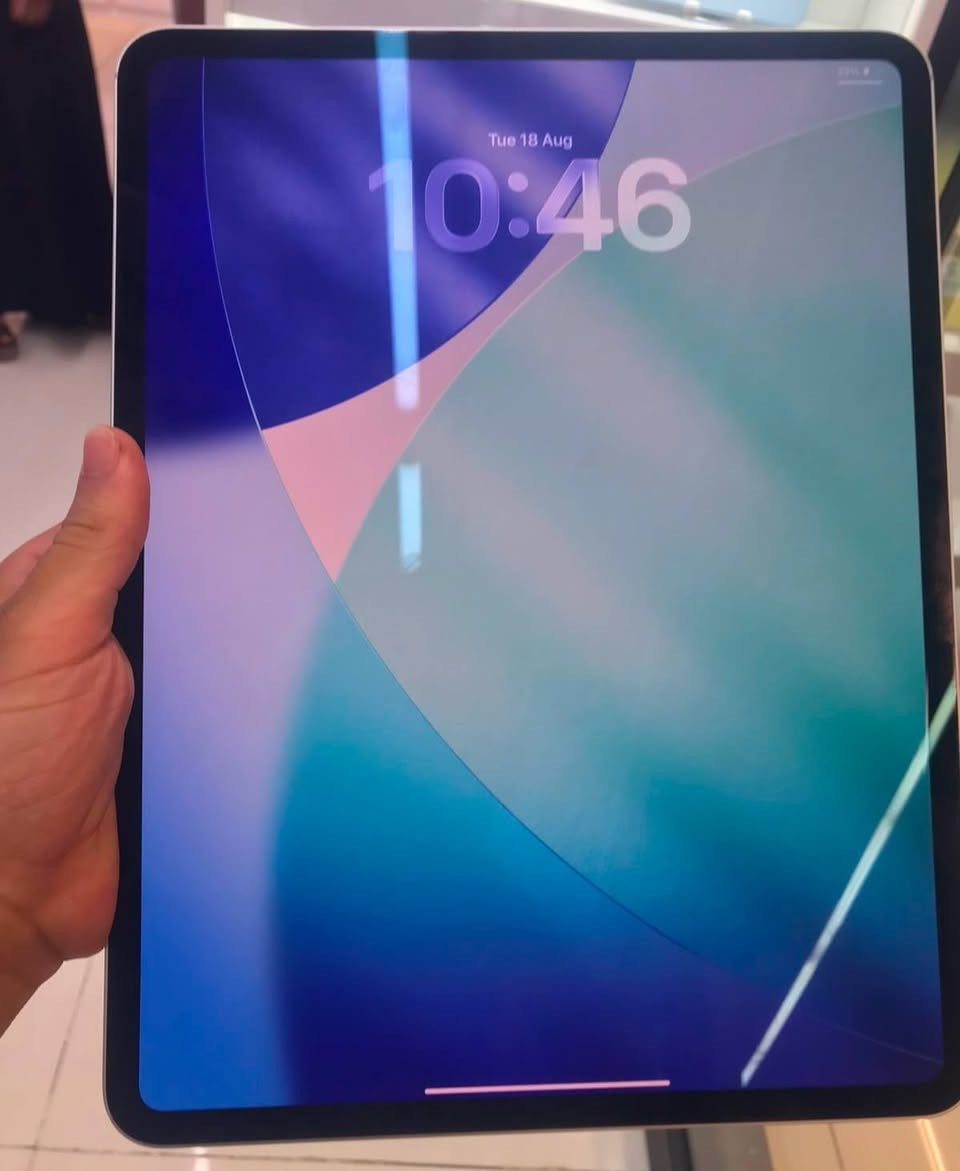 IPad M4 ☢️ 13  حجم!!
ايباد كدامكم وكاله بطاريه 95% الحجم الأكبر نسخه 256G  يعني الايباد مفول للأخير شاشه عملاقه  ماصارلي من ماخذه شهرين   مكفول من كل شي ب   1200 الف مجال بسيط

*********** ومتوفر توصيل
