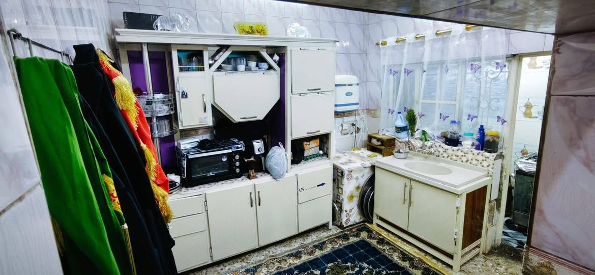 السلام عليكم 
نص قطعة خلفية 72 متر مسلح قاطين ونص قطاع 18 حي الكراد  فرع العيادة الشعبية الطابق الاول ستقبال+مطبخ سراميك+هول صحيات حمام+توالت+ترك الطابق الثاني 3غرف الطابق الثالث يحتوي على غرفة كاملة صندويج 3×4 كما موضح في الصورة 
الاستفسار رقم الهاتف ***********
