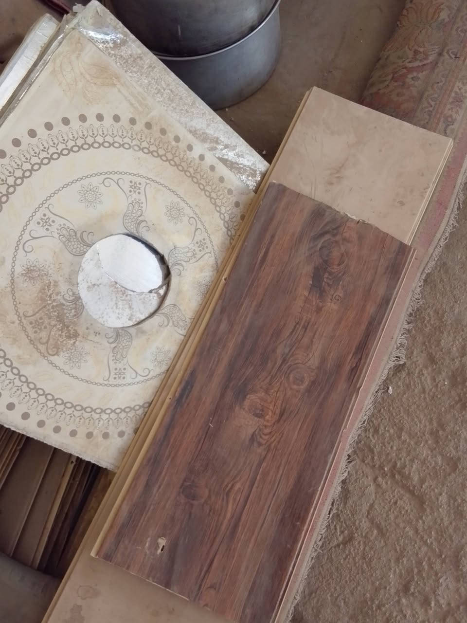 للبيع
سقف ثانوي نضيف مع ملحقاته 
تواصل خاص او ***********
