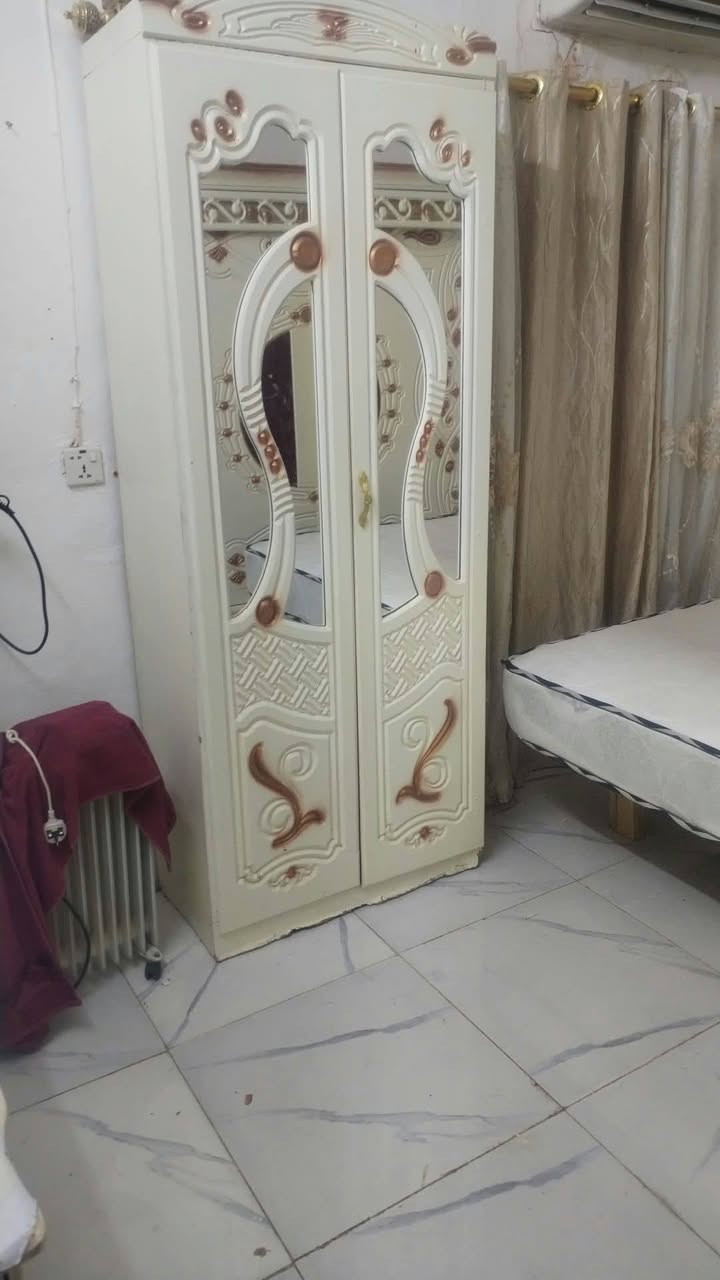 السلام عليكم غرفه نوم نضيفه وحلوه 
غرفه خشب حلو قويه المكان السماوة 
لتواصل عبر الفيس بوك او على الرقم التالي ***********سعره مناسب كلش

