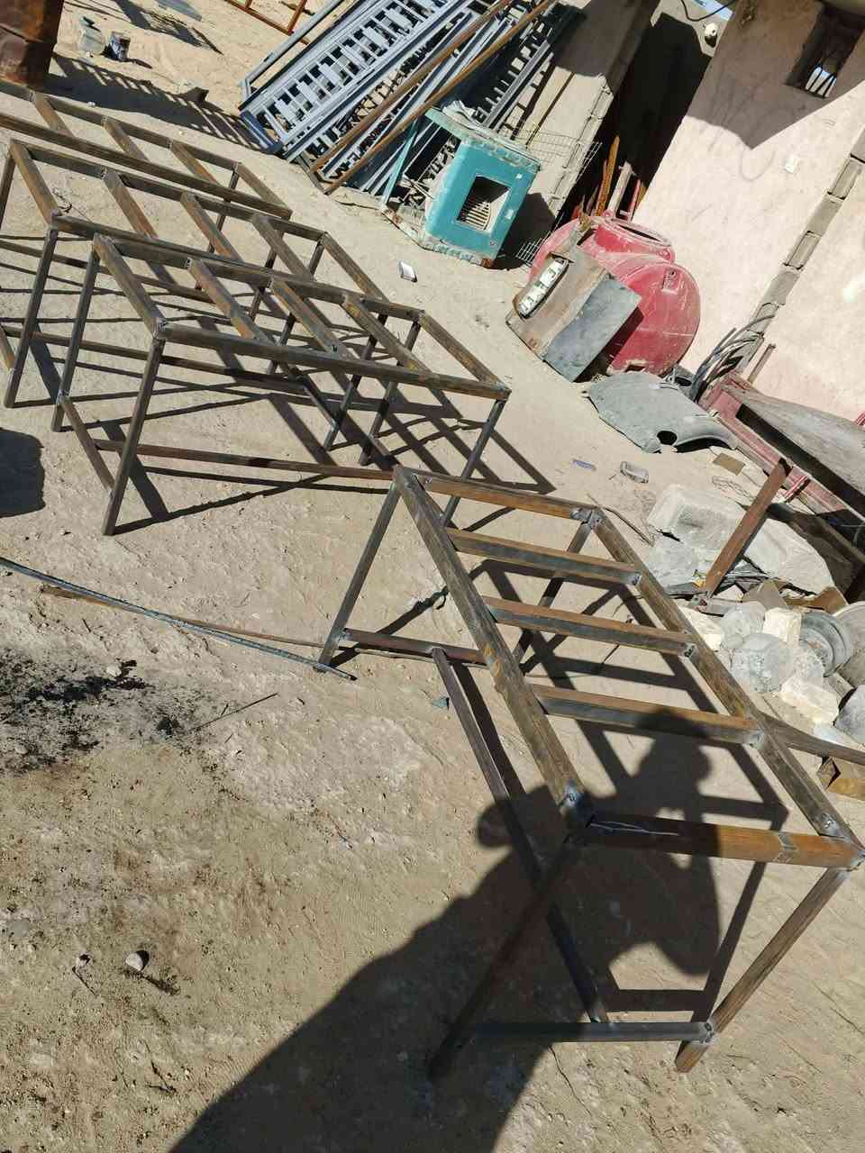 السلام عليكم حداد شبابيك و ابواب وقمرية ودرج متنقل متوفر في كربلاء***********
