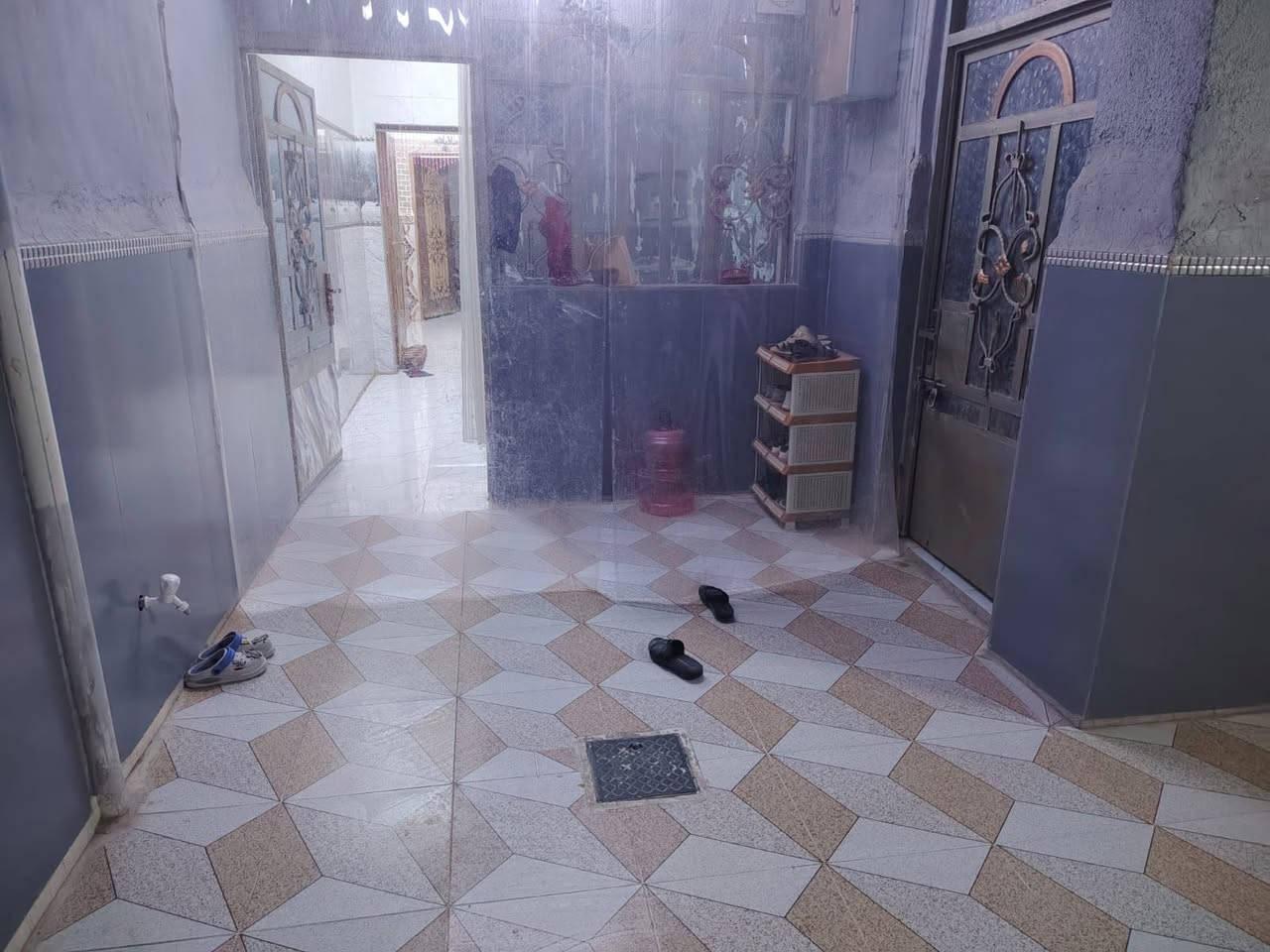 بيت للبيع المساحه 100متر طابقين البيت كامل مكمل بي غرفه وصاله ومطبخ واستقبال تخاريج داخل وخارج الطابق الثاني البناء غرفه وصاله وتخاريج أبناء درجه أوله الرضيع بورسلين سيراميك الجدار البيت برغي ماعايزه كامل مكمل العنوان وره اسواق فاضل الشافعي يم طاقه مال الكهرباء حي المنتضر طابو زراعي حتا شارعه تبليط الاستفسار ***********
