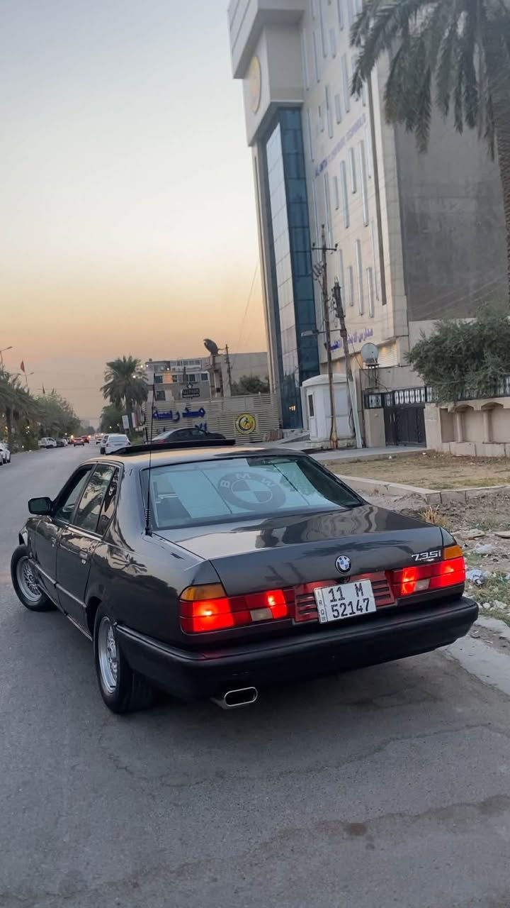 للبيع BMW 735 
موديل ٩٢ رقم بغداد الانكليزي باسمي تحويل مباشر هزه جديده 
محرك كير شغاله ١٠٠/١٠٠ 
حداديه جديده امامي خلفي 
تبريد شغال ثلج 
موصفات 
دبل ايرباك دبل كمبيوتر دبل جام 
سلايد رووف طكيتن 
داخل مخمل جديد 
بطاين سود صاج ملكي ابو الخط 
ترايش لمتد 
سكليتر كهرباء  
لايت زنون  
برده خلفيه 
ويل خليه اصلي وتخم تاير جديد 
سياره جديده. بمعنى الكلمه وعليها ادامه كامله مال جناي بدون اي نقص 
مصبوغه عام للجماليه بدون اي ضربه ولا خايس 
السعر 63$ 
للاستفسار الاتصال على الرقم ***********
مكاني السيديه حي الاعلام
