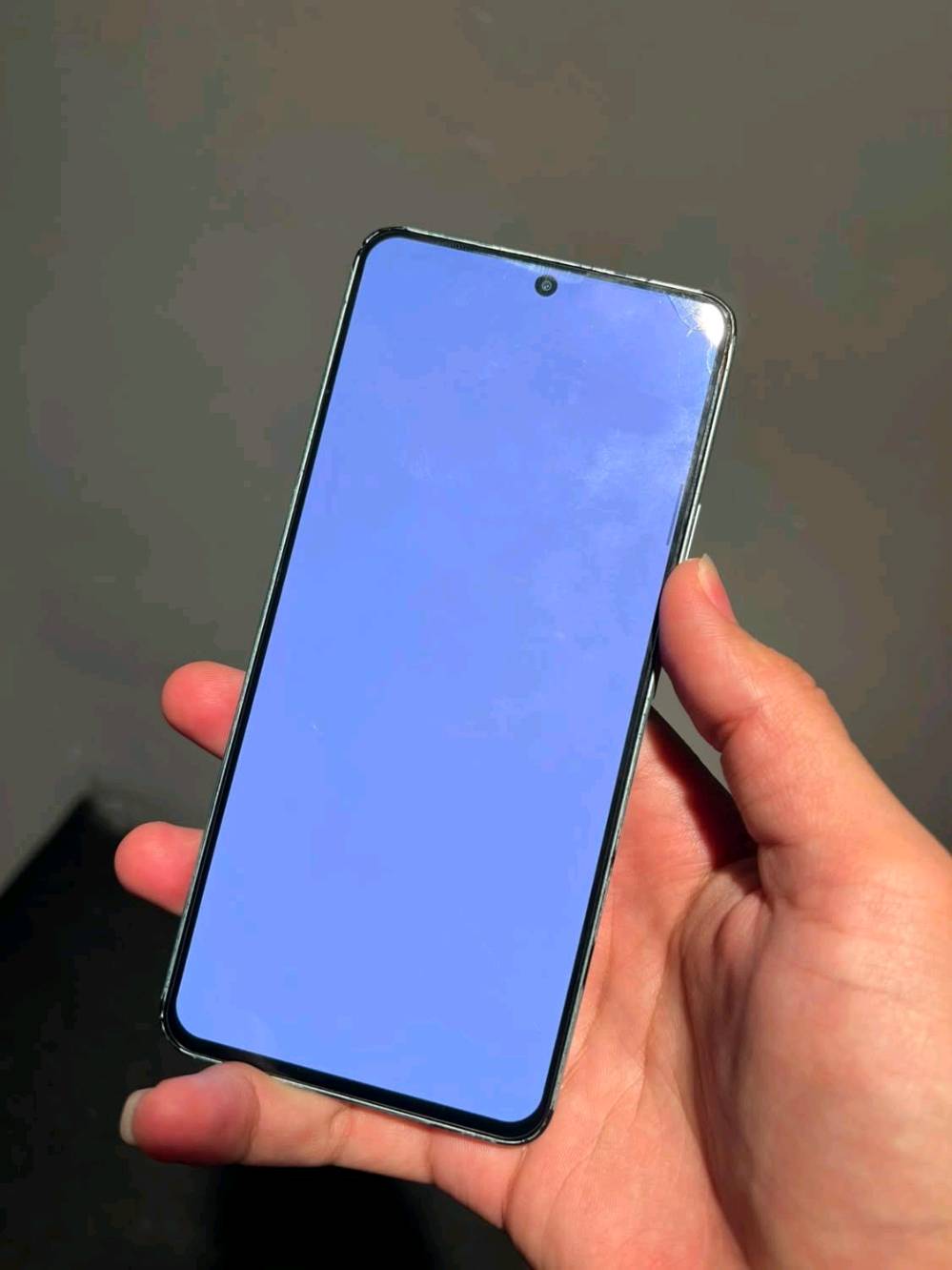 POCO F6 (512GB/12GB)

الشاشة: AMOLED 6.67 إنش، دقة 1.5K، 120Hz، سطوع 2400 nits
المعالج: Snapdragon 8s Gen 3
الذاكرة: 512GB (UFS 4.0) + 12GB RAM (LPDDR5X)
الكاميرات: خلفية 50MP OIS + واسعة 8MP / أمامية 20MP (فيديو 4K)
البطارية: 5000mAh شحن 90W
إضافات: مقاومة ماء IP64، سماعات ستيريو، بصمة تحت الشاشة، IR Blaster، وزن 179غ
يجي مع الجهاز: 2 كفر إضافي

الكفر الأصلي: خدوش وتقشر واضح
عدسة الكاميرا: خدش خفيف، ما يأثر على الأداء
الشاشة: كسر بالزاوية العلوية اليمنى، اللمس والعرض طبيعي 100%
الإطار الجانبي: خدوش وتآكل بسيط عند منفذ الشحن
الهزاز: عادي مع المنبه، لا يشتغل بالألعاب
البطارية: عادية
تگدر تذكر مكانك بالضبط وين حتى المشتري يعرف منين يستلم؟: 
بغداد مدينة الصدر قطاع 43
هل الجهاز مفتوح أو متبدّل بيه أي قطعة قبل، لو كله أصلي بدون تصليح؟: 
لا 
نعم نظيف
البطارية بالعمر شكد تقريبًا؟ وهل استخدامها اليومي يطلع وياك زين لو بيه هبوط واضح؟: 
6 ساعات تصفح
السعر شكد تريد عليه؟ وبي مجال للمساومة لو نهائي؟: 
270قفل
