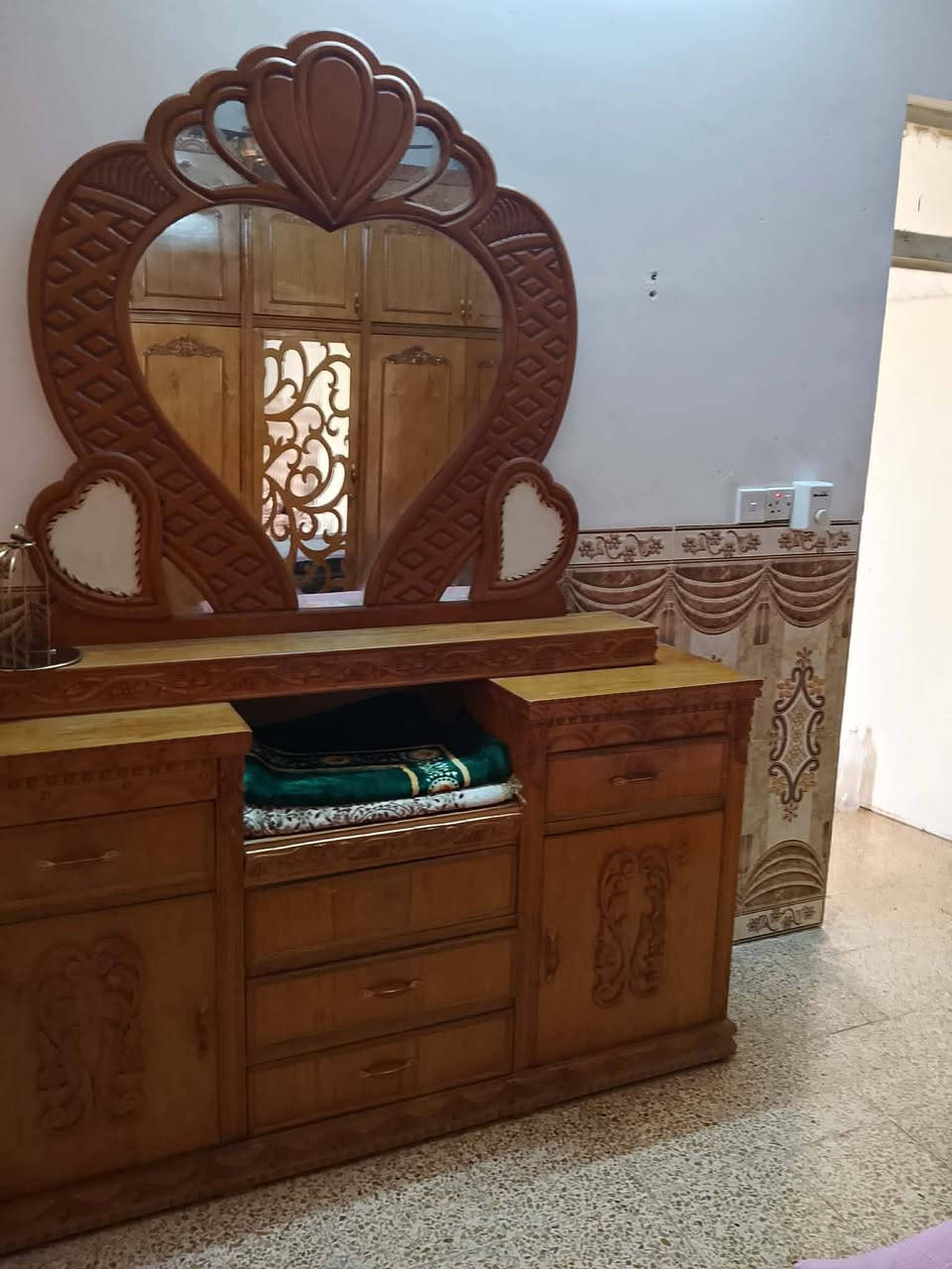 السلام عليكم غرفه نوم للبيع مستعمله  بس التخت مكسور   رقم موبايل ***********
