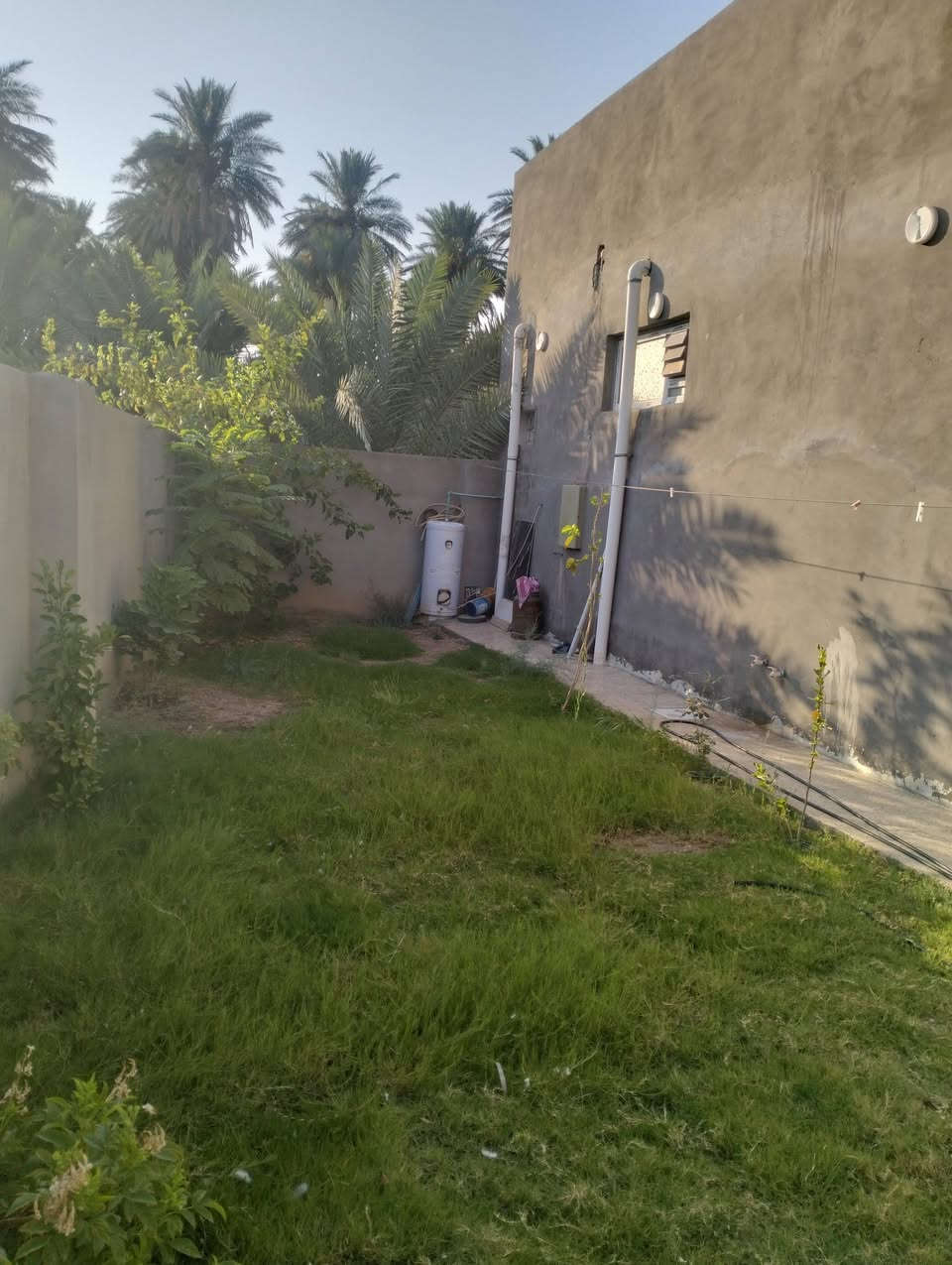 بيت للبيع مساحه 195 بناء  130 متر بصفه حديقه 65 متر بناء غرفه صاله هول مطبخ صحيات بناء حديث طابوك سقف مسلح صب  سند 25 عنوان كرادة شارع بيت خشان  مجاور شارع ابو زهراء ابو الحجامه سعر 75 وبي مجال  ***********
