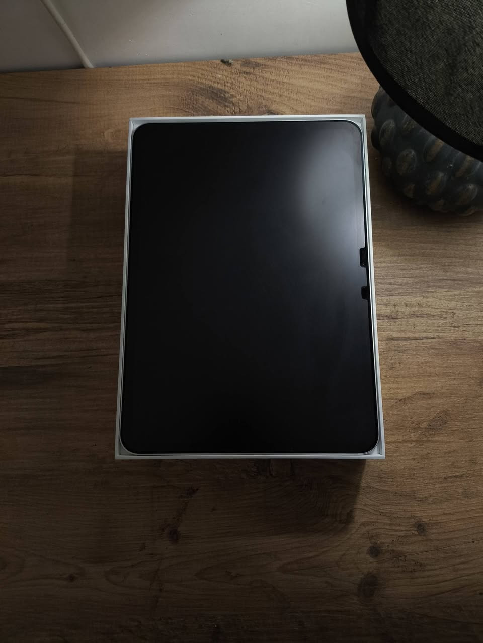 باكج متكامل للبيع: iPad Pro 11 (2024) M4 - 256GB + Apple Pencil Pro + ملحقات حماية
السلام عليكم ورحمة الله،للبيع باكج متكامل وجاهز للاستخدام الفوري، 

جهاز آيباد برو موديل 2024 الأحدث بمعالج M4 الخارق مع كامل ملحقاته الأساسية والإضافية. الجهاز غني عن التعريف وهو الخيار الأقوى للتصميم، الدراسة، والألعاب.

المواصفات والتفاصيل:

المعالج: Apple M4 الأحدث والأقوى.

حجم الشاشة: 11 إنش (Ultra Retina XDR).

المساحة التخزينية: 256 جيجابايت.

صحة البطارية: 84% (أداء ممتاز وثابت).

الملحقات الأصلية: الكرتون الأصلي للآيباد + الكرتون الأصلي للقلم (كما هو موضح بالصور) + كابل الشحن الأصلي.

الـباكج والإضافات المشغولة مع الجهاز:

قلم Apple Pencil Pro: الأصلي (أحدث إصدار يدعم حساسات الضغط والإيماءات).

كفر مدرع (Armor Case): باللون الأسود لحماية كاملة للجهاز ضد الصدمات.

شاشة حماية بيبرلايك/بيبرمات (Papermate/Paperlike): لزقة حماية ملمس الورق ممتازة جداً ومريحة للكتابة والرسم بالقلم وتحمي العين من الانعكاسات.

حالة الجهاز:مستخدم منذ 2025 شهر الاول اي سنة وسبع شهور ، يعمل بكفاءة كاملة 100% وبدون أي مشاكل تقنية أو مصنعية، ولم يدخل الصيانة مطلقاً.
للامانة كما موضح بالصور ظهر الايباد فيه بعض الخدوش والقلم فيه بعض علامات نتيجة الاحتكاك مع الايباد ، كلاهما آثار شكلية تم احتسابها مع السعر 

 السعر المطلوب للباكج كامل: [ مليون ومئتان الف - 1,200,000 دينار ] (قابل للتفاوض ).

 الموقع: [ محافظة بابل تحديدًا حلة ].
📞 للتواصل: عبر واتساب فقط على الرقم [ *********** ].
