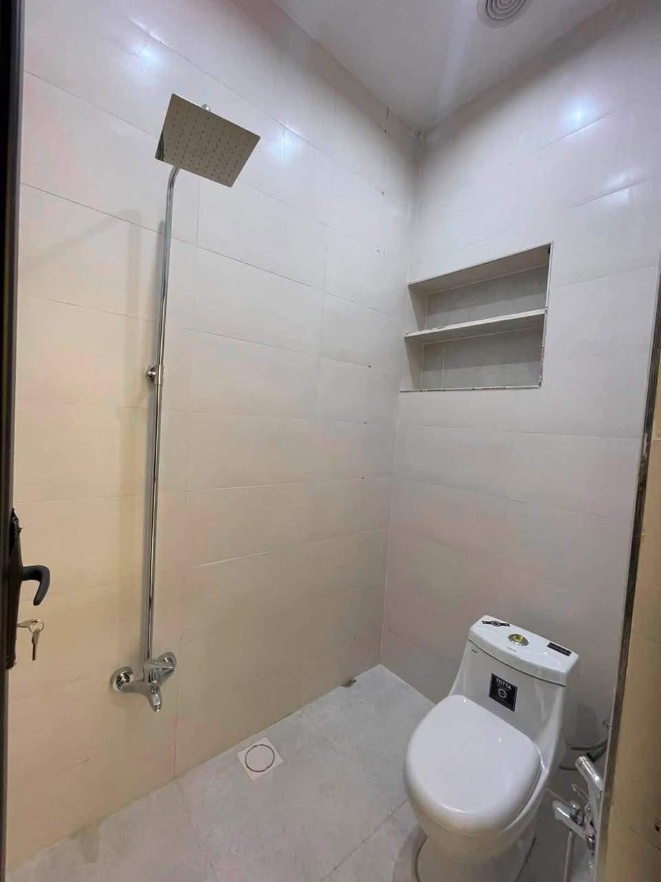🏠دار صفر بناء حديث
   موقع مميز للبيع
~~~~~~~~~~~
البيت فول فول✔️
نظام دكت سقف مغربي✔️
دبل جام المنيوم✔️
~~~~~~~~~~~
طابو ملك صرف✏️📋
~~~~~~~~~~~
📐المساحه:120
📐الواجهة:6
شارع   عريض 15 متر 
~~~~~~~~~~~
📍الموقع : حي المعلمين مقابل جامع الفتح 

~~~~~~~~~~~
💸السعر :علق تم يوصل السعر
~~~~~~~~~~~
يحتوي الطابق الاول على:-
 +مطبخ+استقبال
غرفة +صحيات 
~~~~~~~~~~~
يحتوي الطابق الثاني على:-
هول +صحيات + 
غرفتين نوم
~~~~~~~~~~~
~~~~~~~~~~~
للاستفسار اكثر الاتصال على
***********📱
~~~~~~~~~~~
نستقبل جميع العروض 
🏠السكنيه  🏛️التجاريه
مكتب عدن بدايه سايدين عدن مقابل مجمع جوهره
