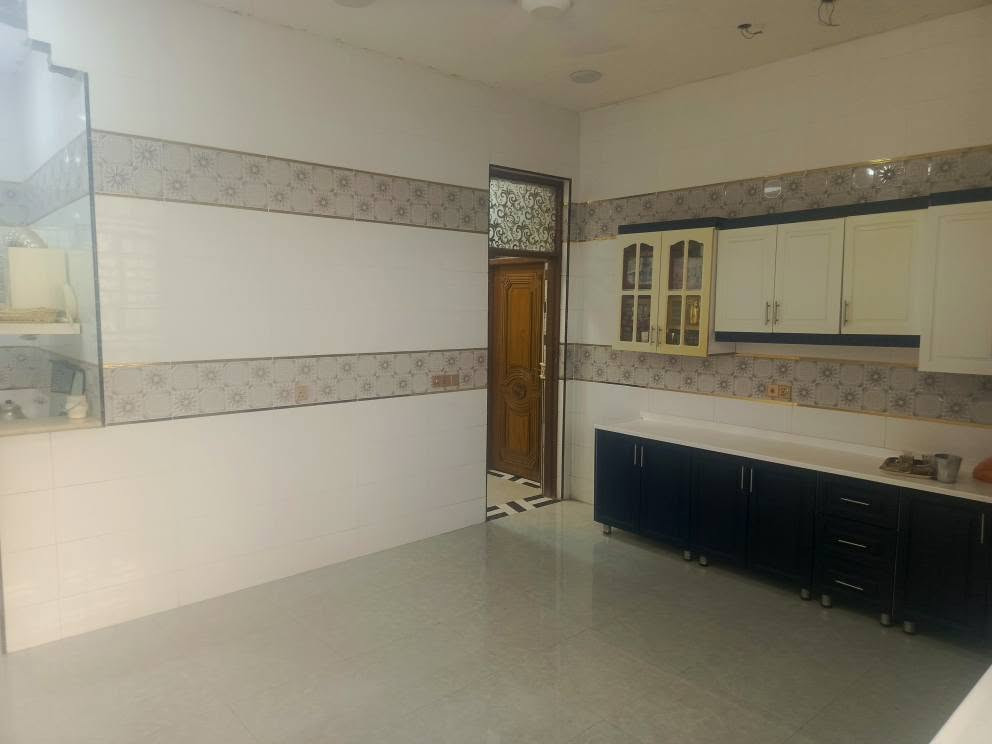 سلام عليكم / بيت للبيع طريق بغداد/ كليه الهندسه قرب جامعه الامام صادق ع  مساحه 250 متر  بناء حديث 6 اشهر من كمال البناء /غرف عدد2 +منور بين غرفتين+ صاله 5 في 8 متر ستقبال 8في 4 مطبخ 6في 5 متر مع حراري ومنور  صحيات عدد2 +  في طابق ثاني صاله +حمام 🛀  ملاحظه /ثريات عدد2 +براكيتات ثريه عدد8+ كاونتر مطبخ دي اف/ واجهه كامله مراسله الصفحه او لاتصال علئ رقم 📱 *********** او واتساب عمارة, ميسان
